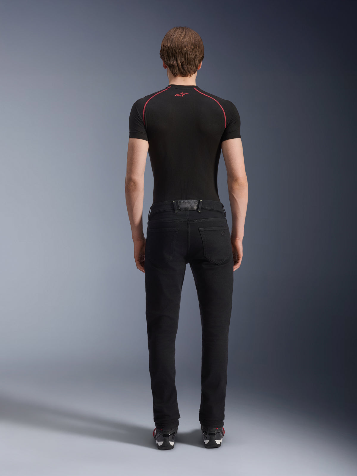 Alpinestars Calças De Ganga Copper V3, calças de moto masculinas de perna reta, pretas, vista traseira num modelo, uso urbano