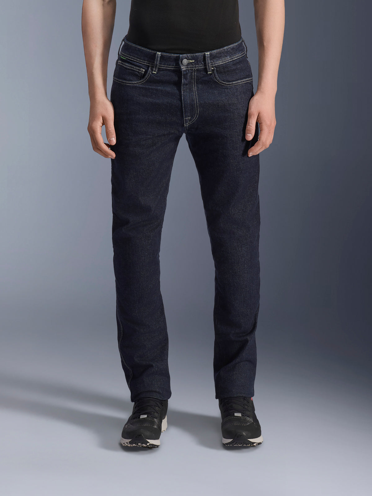 Alpinestars Copper V3 Denim Pants, jeans de motociclismo urbano para homem, azul rinse, construção em ganga de algodão elástico com corte standard e perna direita, vista frontal no modelo.