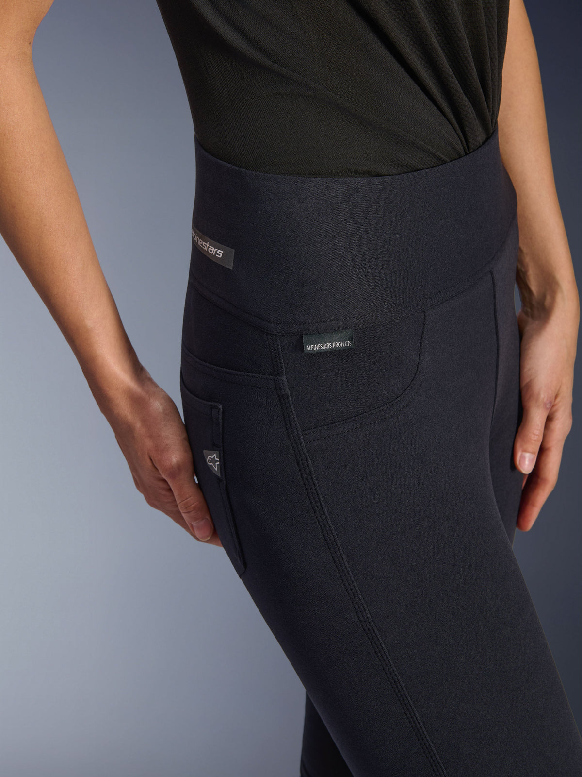 Alpinestars Stella Flex-Ast Leggings, leggings de motociclismo para mulher, pretas, grande plano da cintura subida e da zona da anca com etiquetas de marca subtis, design urbano elegante para condução em estrada