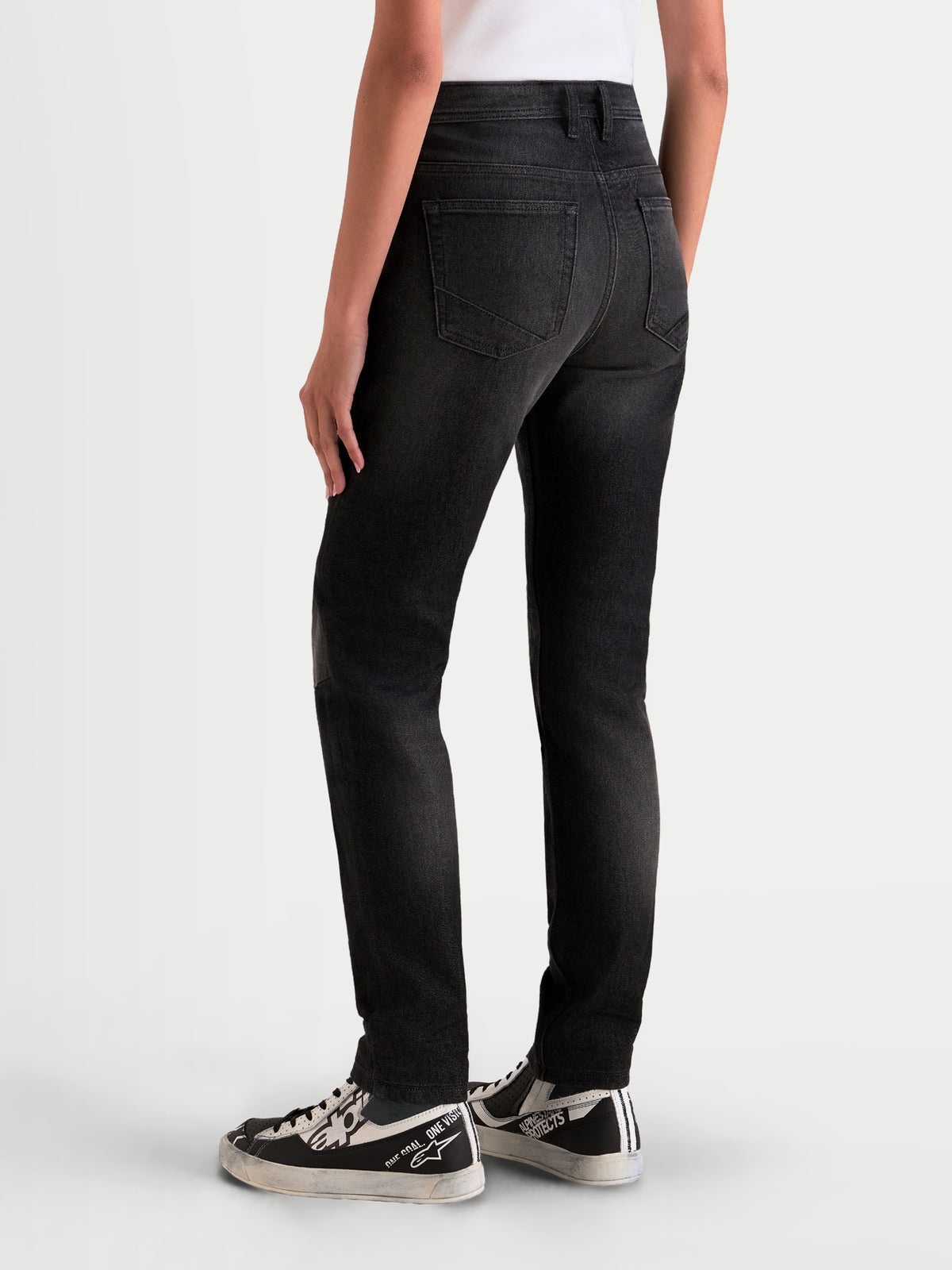 Alpinestars Stella Flex-AST 5 Denim calças de moto para mulher, pretas, vista traseira mostrando a cintura subida e a construção em ganga técnica de camada única num modelo
