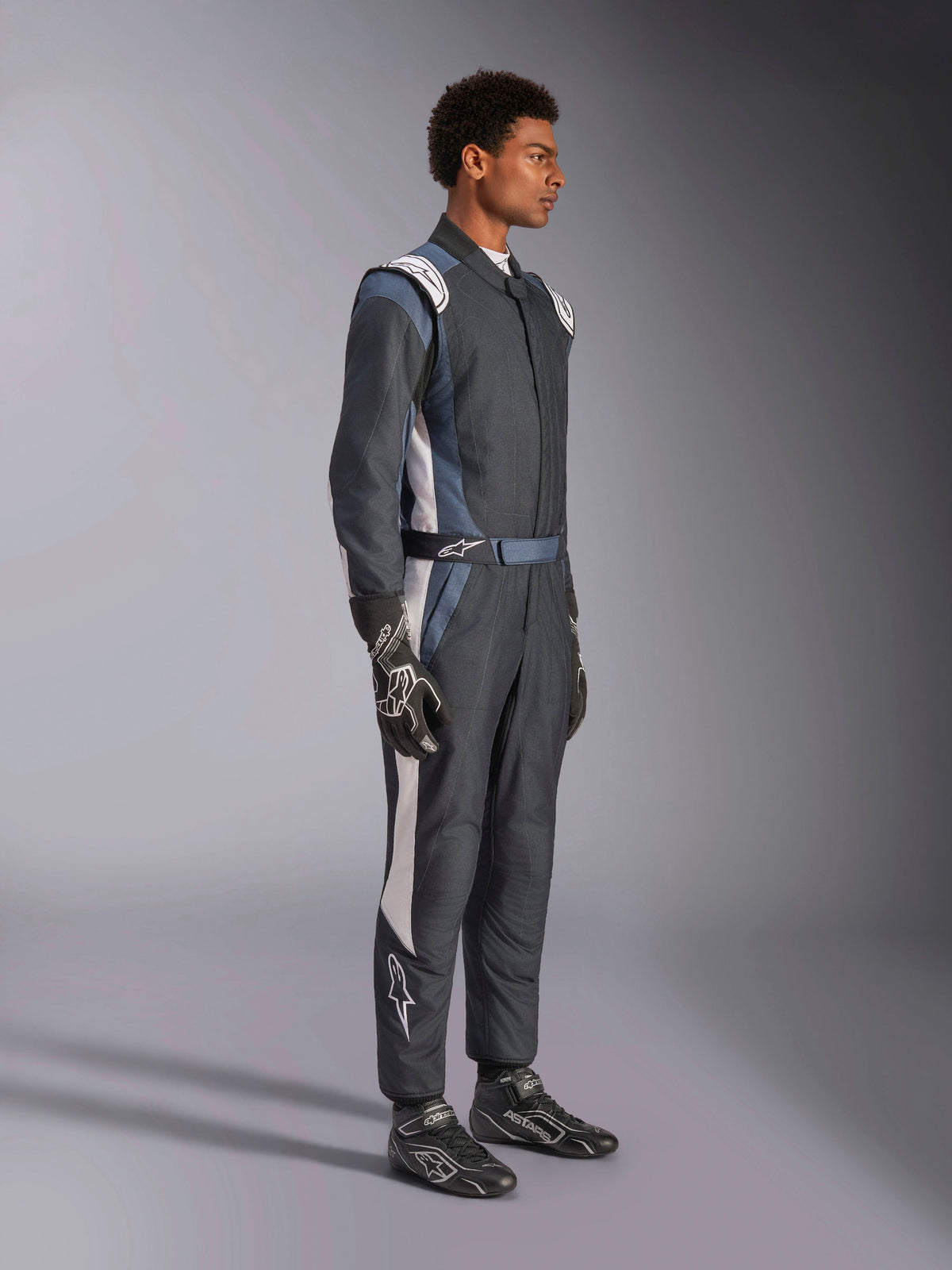 Alpinestars GP Pro Comp V2 FIA, macacão de automobilismo para homem, preto, asfalto e branco, perfil lateral em modelo