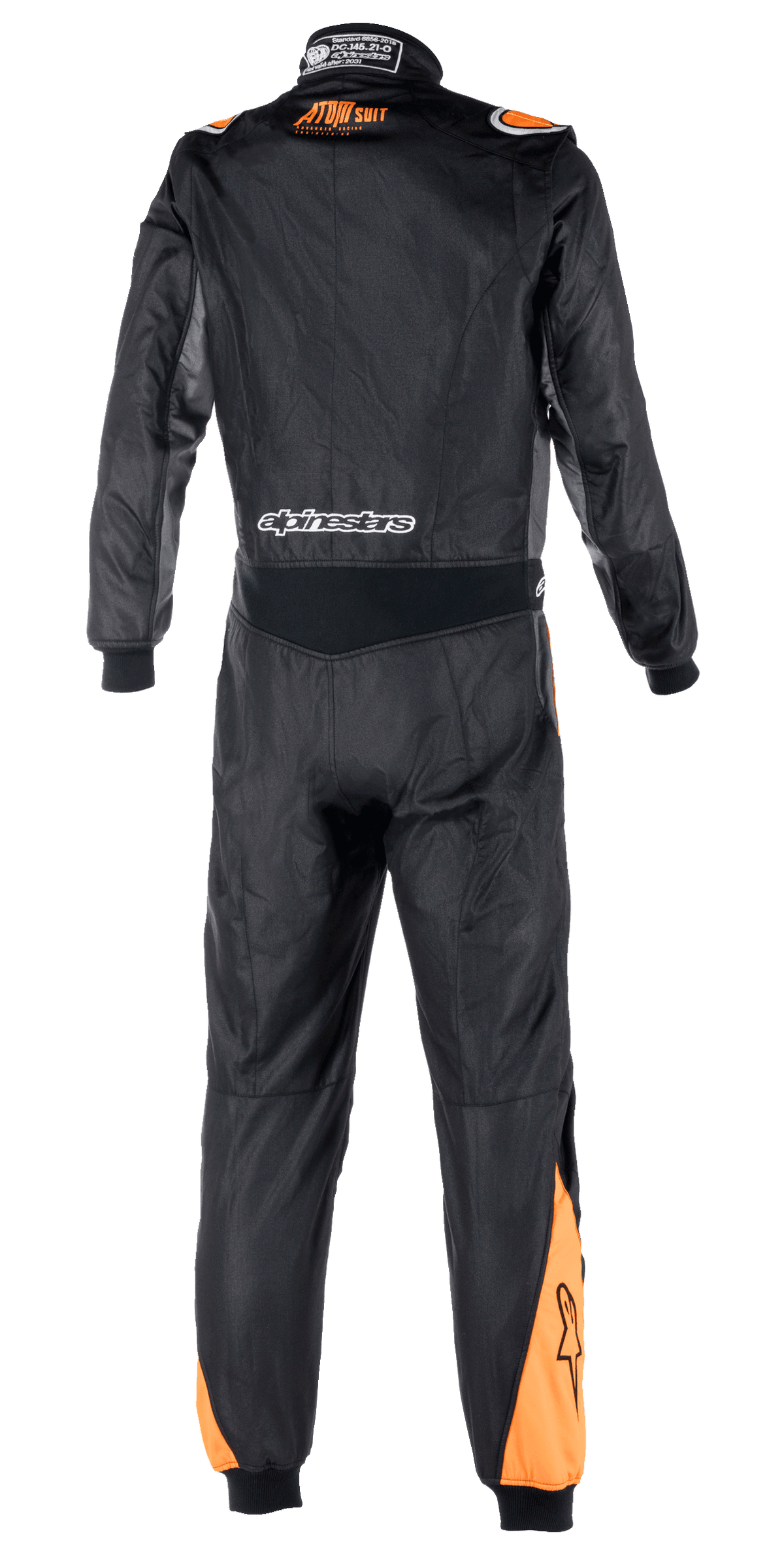 Macacão Alpinestars Atom FIA Graphic, vista traseira de um fato de automobilismo de peça única, preto e antracite com detalhes laranja fluorescente nos ombros e pernas, certificação FIA no colarinho e logótipo Alpinestars na zona inferior das costas.