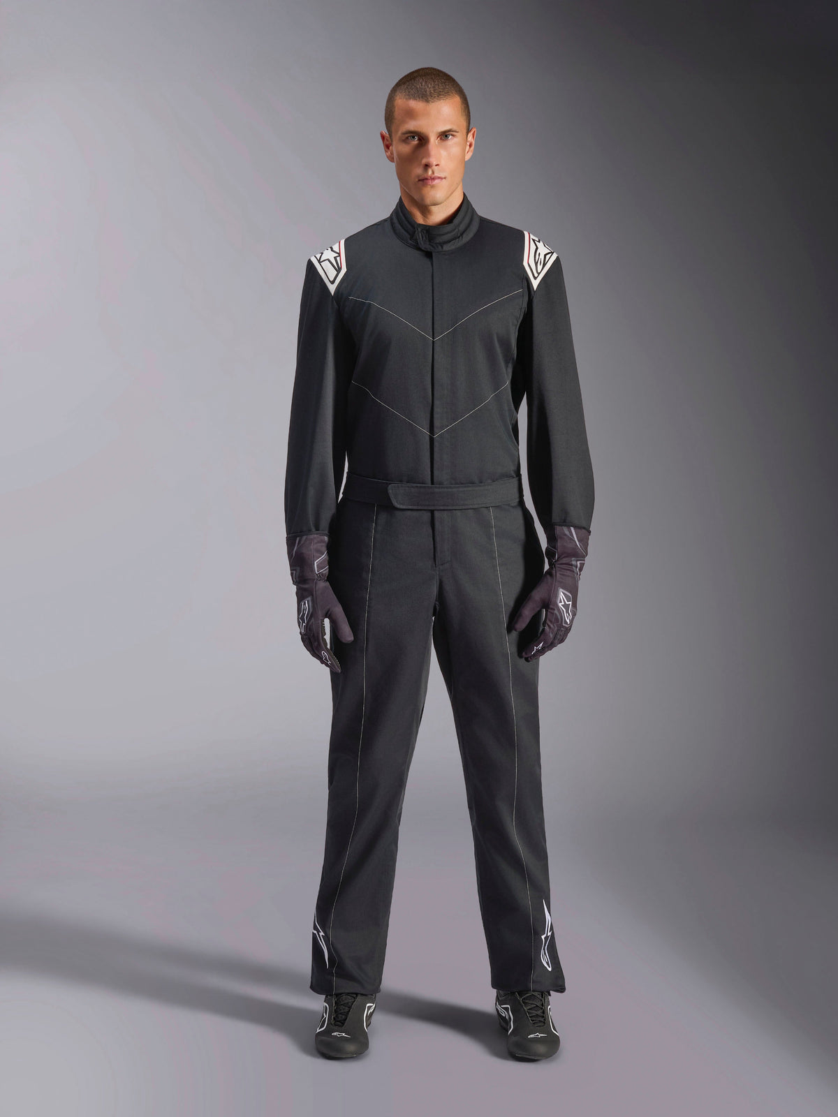 Alpinestars Kart Indoor V2 Suit, fato de karting de uma peça, preto, com logótipos Astars brancos nos ombros e na parte inferior das pernas, cinto de cintura ajustável e gola ergonómica, concebido para karting recreativo indoor