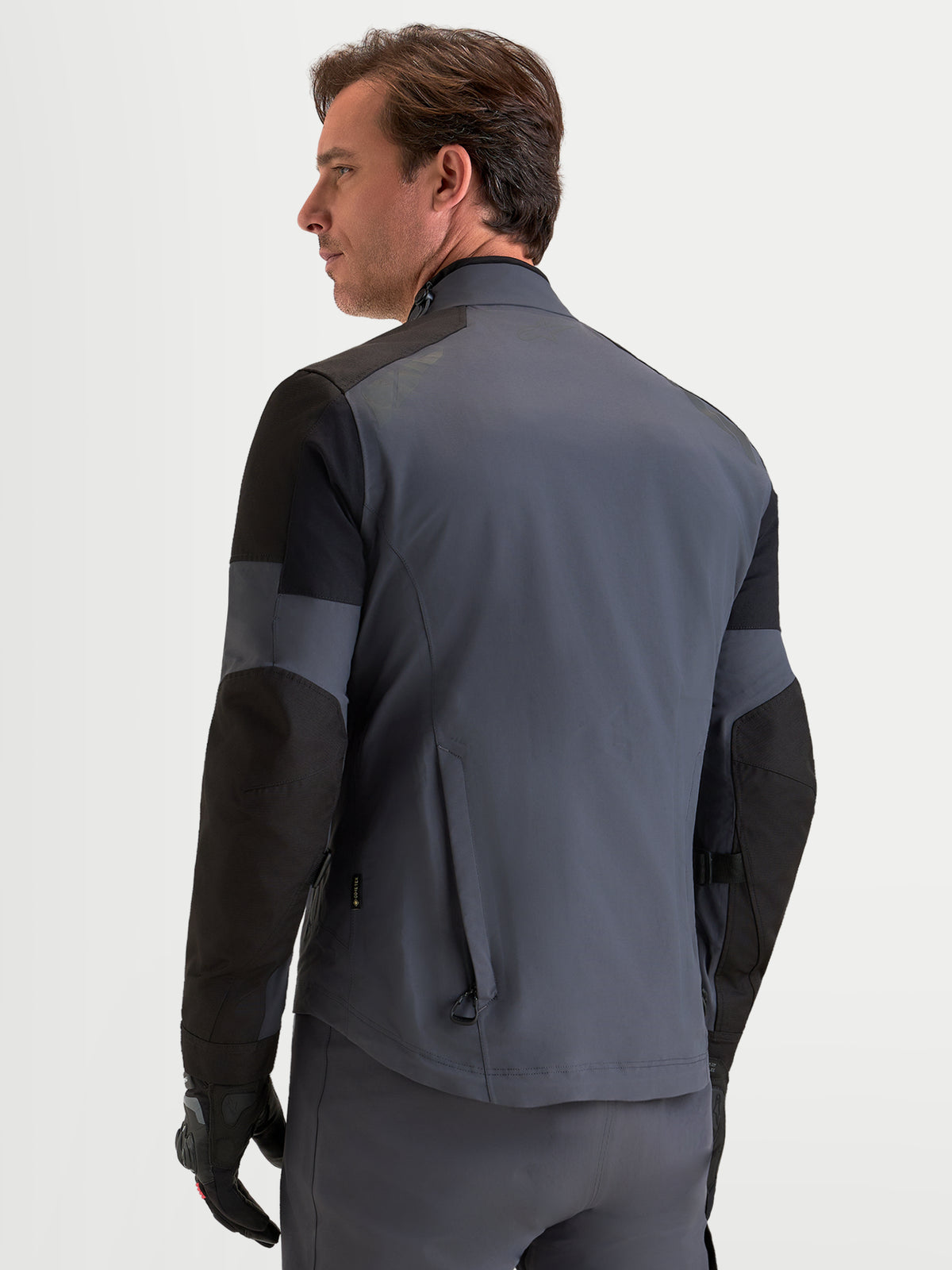 Alpinestars Arenis Gore-Tex, casaco de moto adventure para homem, preto e cinzento escuro, vista traseira a mostrar construção em tecido impermeável e gola ergonómica