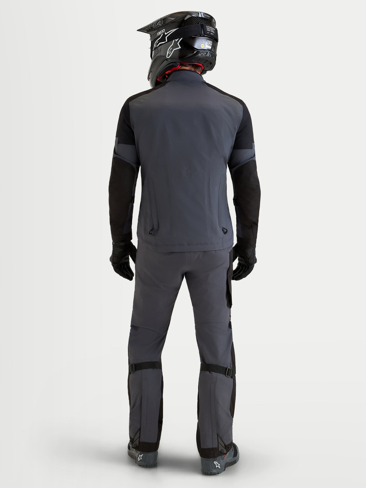 Alpinestars Arenis Gore-Tex Gear Set, casaco e calças de moto para aventura para homem, cinzento-escuro e preto, vista traseira num modelo com equipamento de proteção e equipamento GORE-TEX impermeável