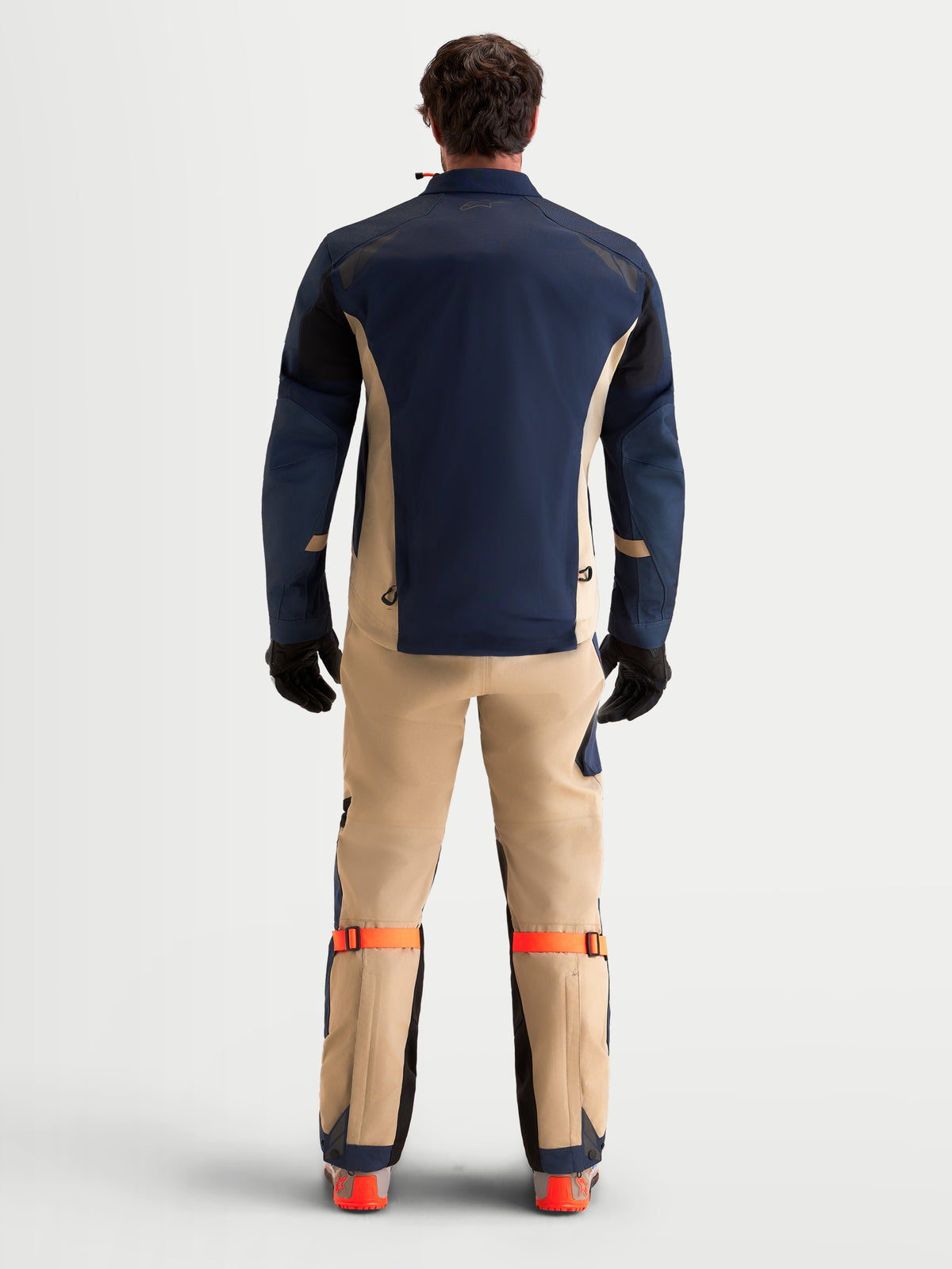 Alpinestars Arenis Gore-Tex Gear Set, blusão e calças de moto para aventura para homem, em azul-marinho e alumínio, vista traseira num modelo a vestir equipamento e luvas a combinar