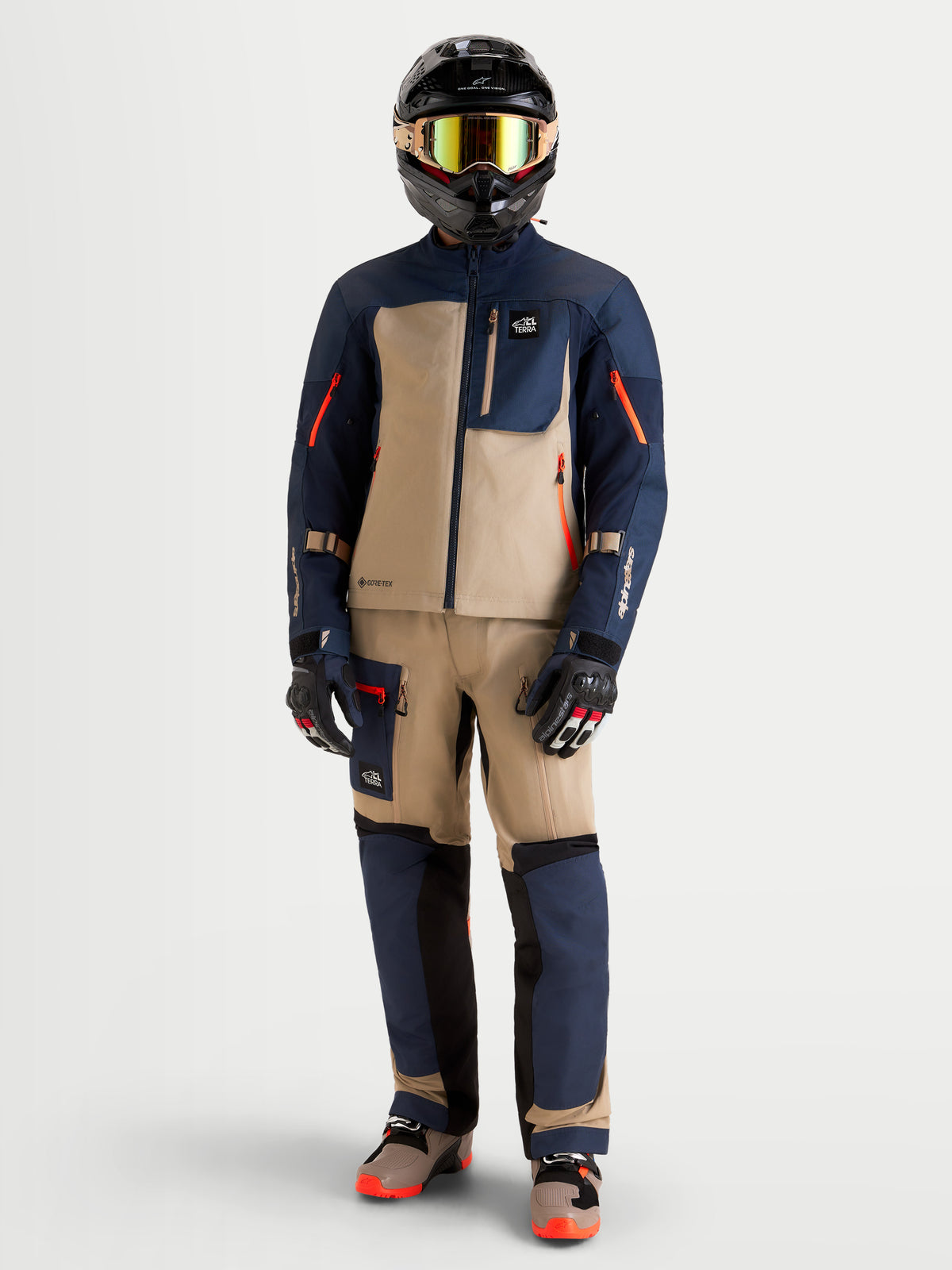 Alpinestars Arenis Gore-Tex Gear Set, equipamento de moto adventure para homem em azul-marinho e alumínio, vista frontal de estúdio num modelo a usar o conjunto completo e capacete, com construção impermeável em tecido GORE-TEX