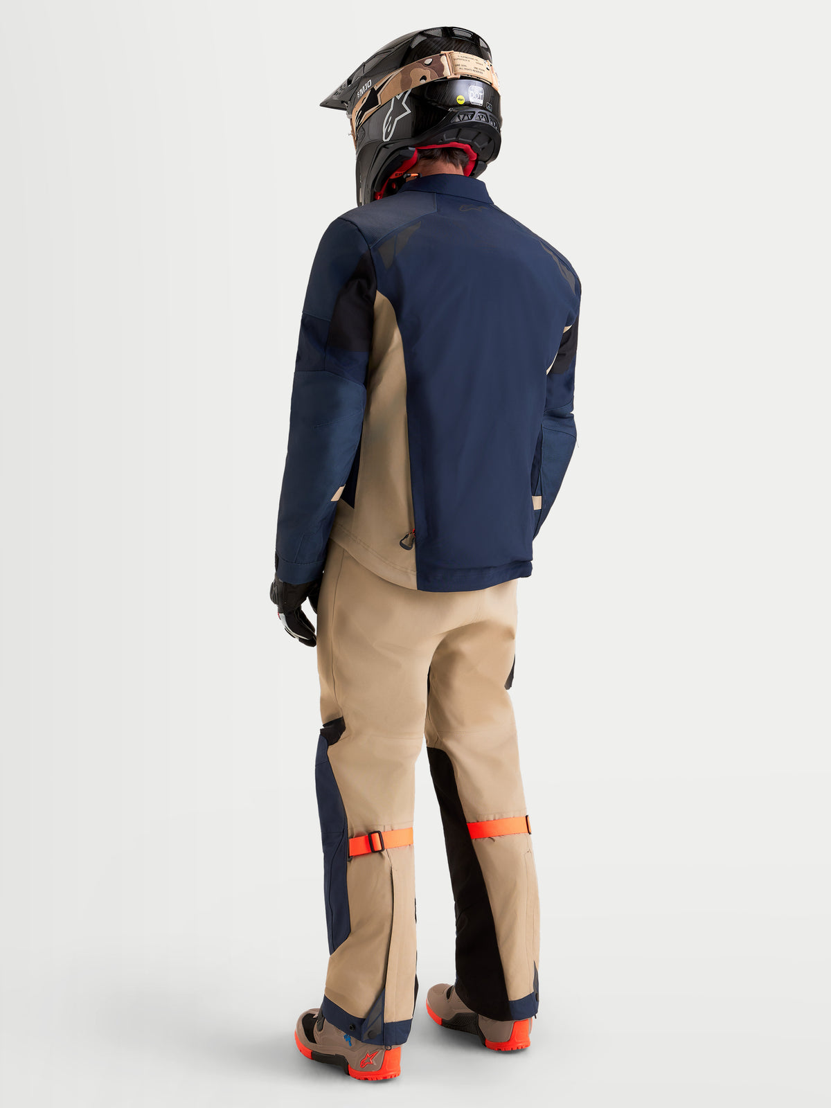 Alpinestars Arenis Gore-Tex Gear Set, casaco e calças de moto adventure para homem em azul-escuro e alumínio, vista traseira num modelo com equipamento e capacete a combinar, construção em tecido impermeável para todo-o-terreno