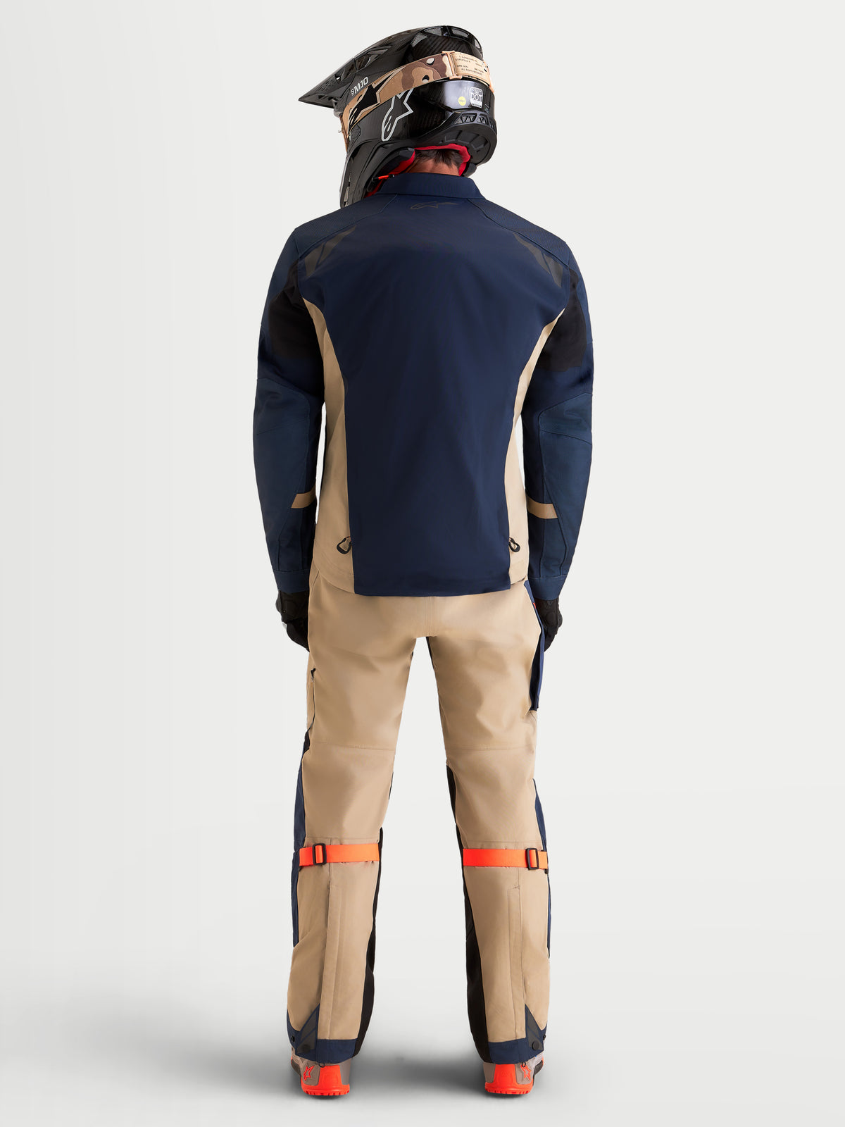 Alpinestars Arenis Gore-Tex Gear Set, equipamento de moto para aventura para homem, azul-marinho e cinzento, vista traseira num modelo com equipamento e capacete a condizer, vestuário impermeável para todo-o-terreno