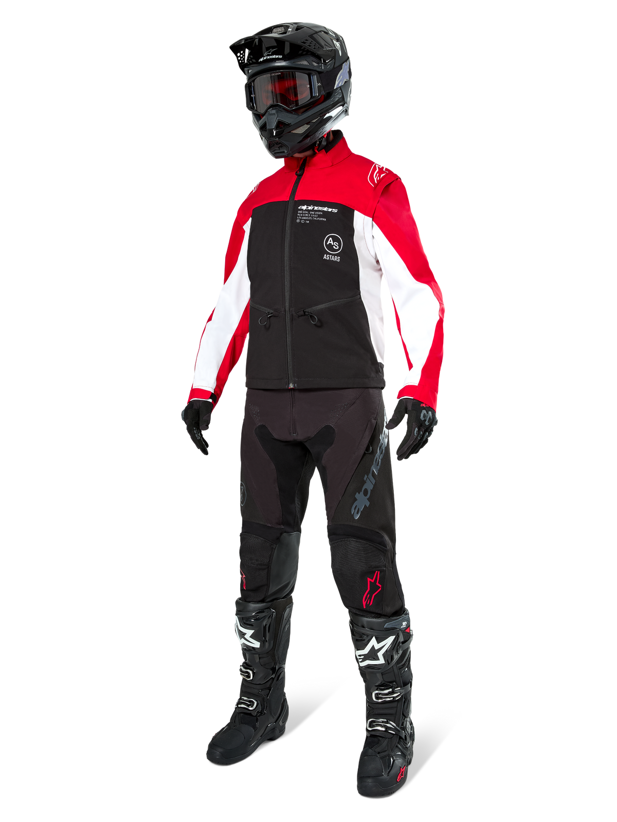 Piloto de motocross a usar o Casaco Alpinestars Lite-Dura Softshell em preto, vermelho brilhante e branco, com o corpo preto e as mangas vermelhas e brancas, combinado com calças pretas, capacete preto com óculos vermelhos e botas pretas e brancas, equipamento completo para todo-o-terreno