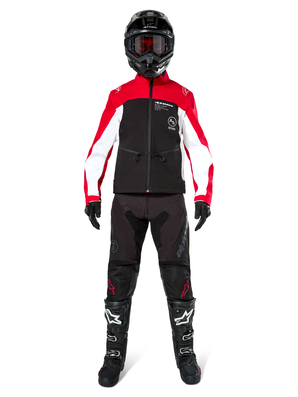 Piloto de motocross a usar o Casaco Alpinestars Lite-Dura Softshell em preto, vermelho brilhante e branco, coordenado com calças off-road pretas, botas pretas e brancas, e um capacete preto com óculos, conjunto completo de equipamento para corridas de enduro