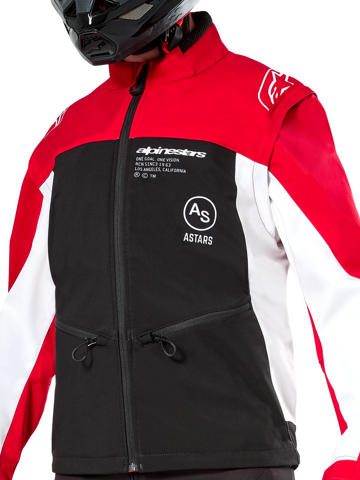 Casaco Alpinestars Lite-Dura Softshell, casaco de enduro para off-road, preto, vermelho vivo e branco, com ombros e gola vermelhos, peito preto com logótipos Alpinestars e ASTARS brancos, mangas brancas, bolsos frontais com fecho de correr, usado por um piloto com um capacete preto.