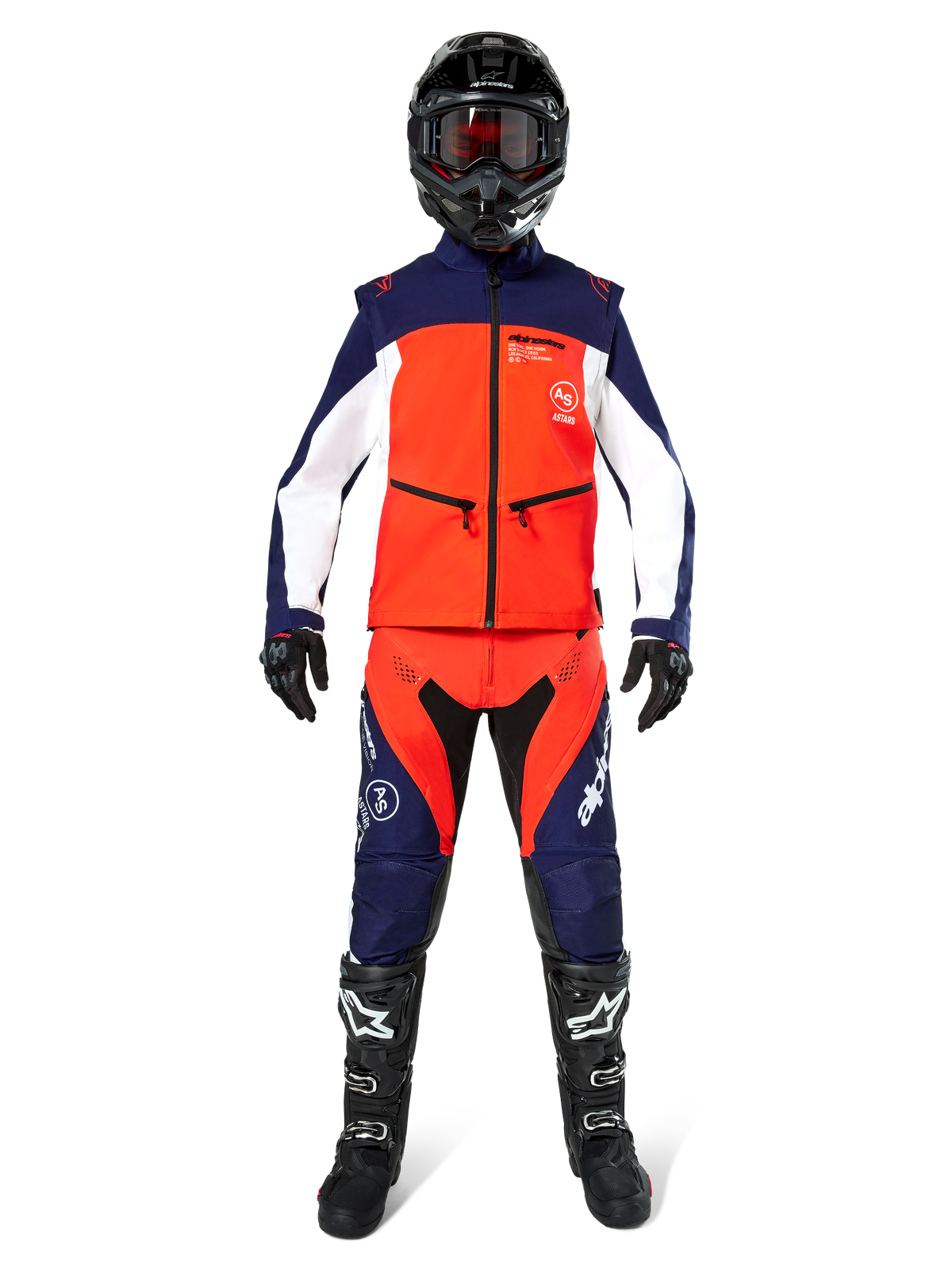 Piloto de motocross com equipamento completo de todo-o-terreno, Casaco Lite-Dura Softshell em azul-marinho, laranja vibrante e branco, calças a condizer em azul e laranja, capacete preto com óculos, botas pretas e brancas, luvas pretas, conjunto coordenado para enduro