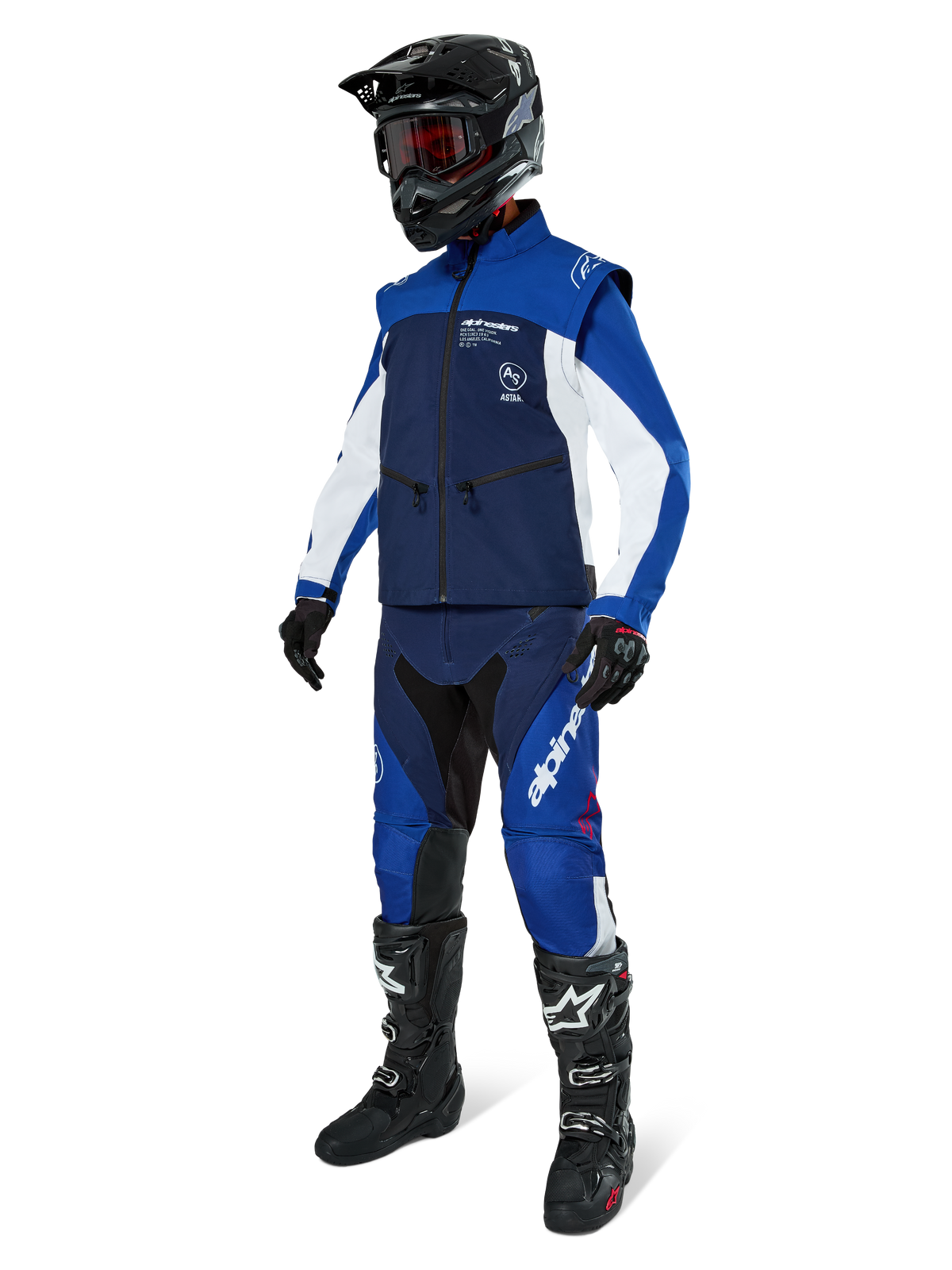 Casaco Alpinestars Lite-Dura Softshell, azul-marinho, azul brilhante e branco, usado com calças de off-road a condizer, botas de motocross pretas, capacete preto com óculos e luvas pretas, equipamento completo de enduro para corridas off-road