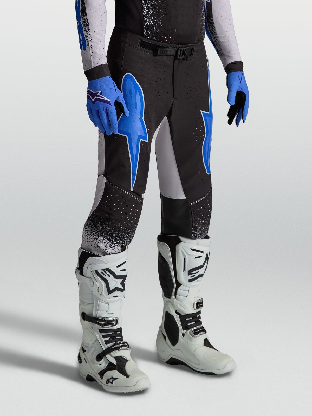 Alpinestars Calças Supertech Hiten AFD, calças de motocross pretas e azuis para homem com ajuste atlético profissional.