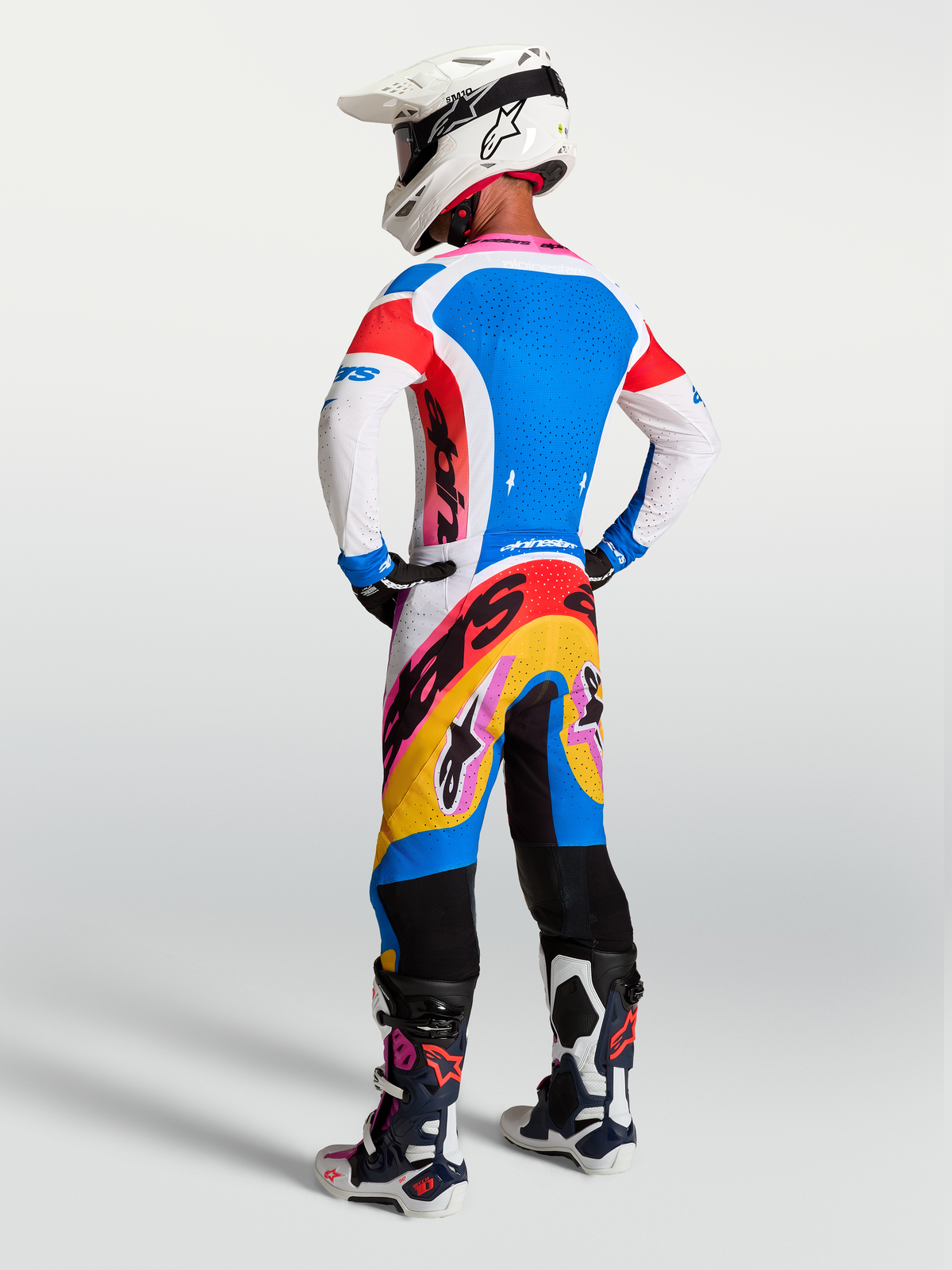 Alpinestars Supertech Dyna, calças de motocross para homem, azuis, brancas e elásticas, vista traseira com ajuste atlético.