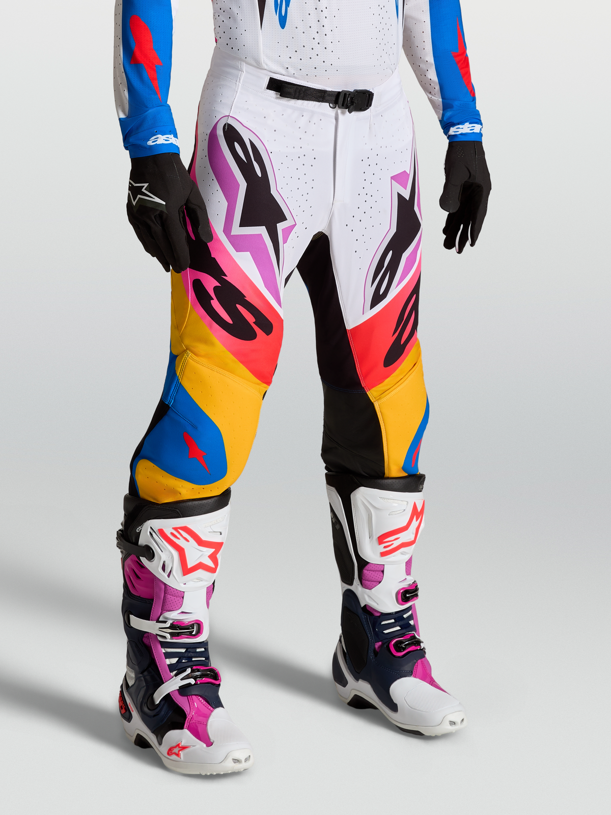 Alpinestars Supertech Dyna, calças de motocross premium, brancas e azuis, tecido rip-stop elástico com painéis em couro de cabra no joelho, ajuste atlético de nível profissional