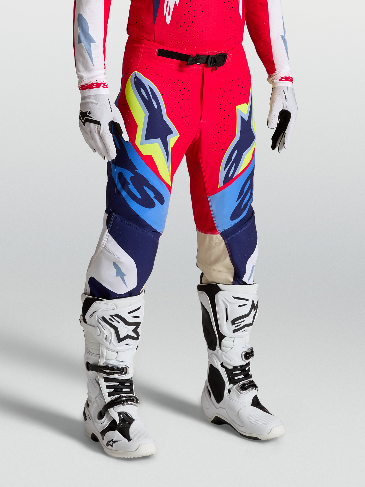 Alpinestars Calças Supertech Dyna, calças de motocross profissionais, vermelhas e azuis, ajuste atlético e painéis elásticos