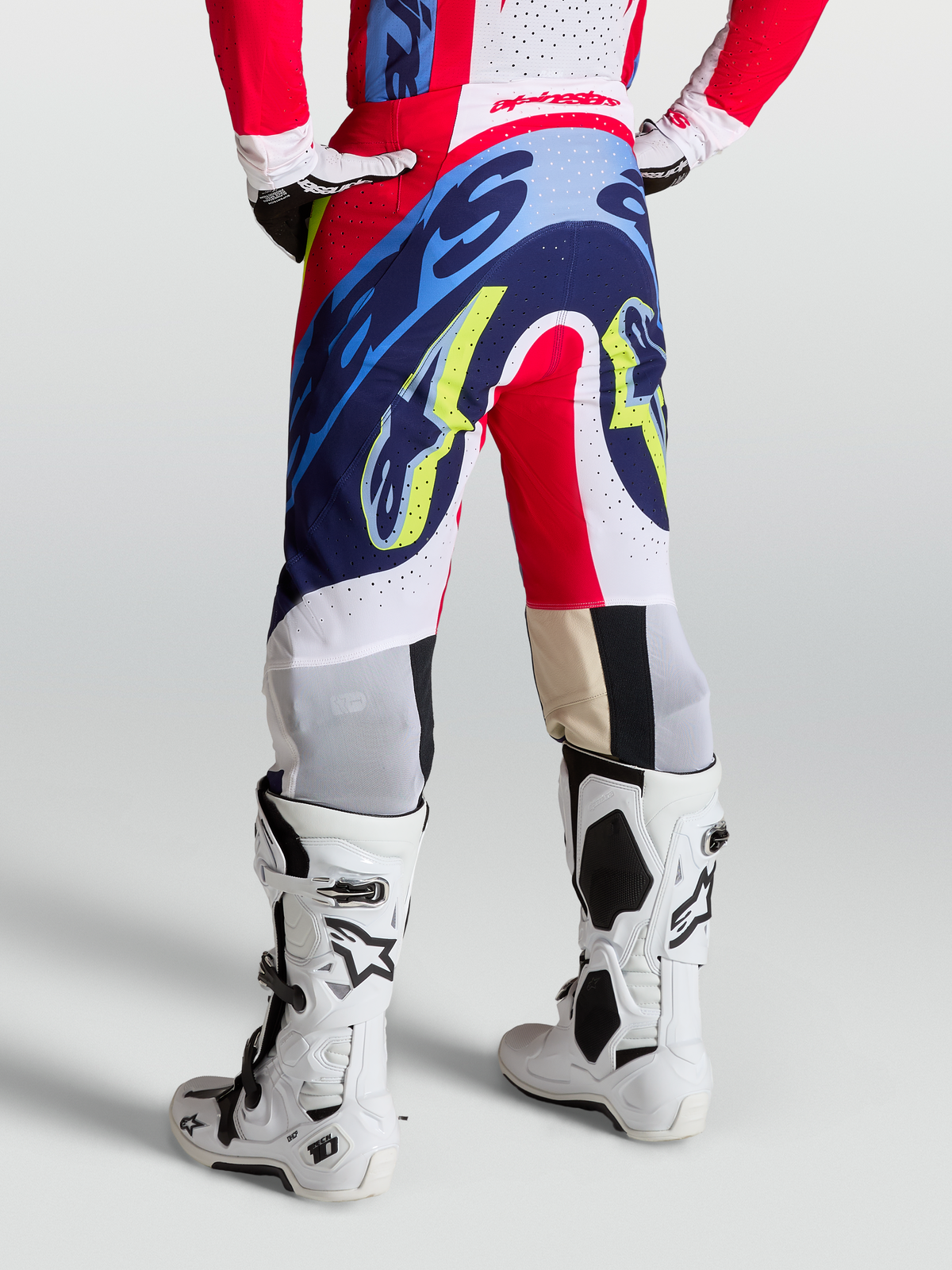 Alpinestars Supertech Dyna, calças de motocross para homem, vermelhas, brancas e azul-marinho, ajuste atlético de corrida, vista traseira no modelo