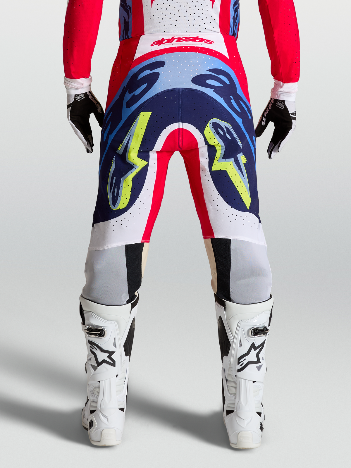 Alpinestars Calças Supertech Dyna, calças de motocross para homem, vista traseira, vermelho e azul, design racing durável e técnico