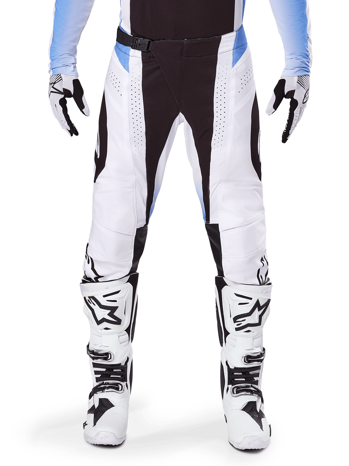 Alpinestars 2025 Techstar Melt Pants, calças de motocross, brancas e pretas com detalhes em azul claro, usadas com botas e luvas a condizer em branco e preto, com perfurações a laser e design de competição de alto desempenho