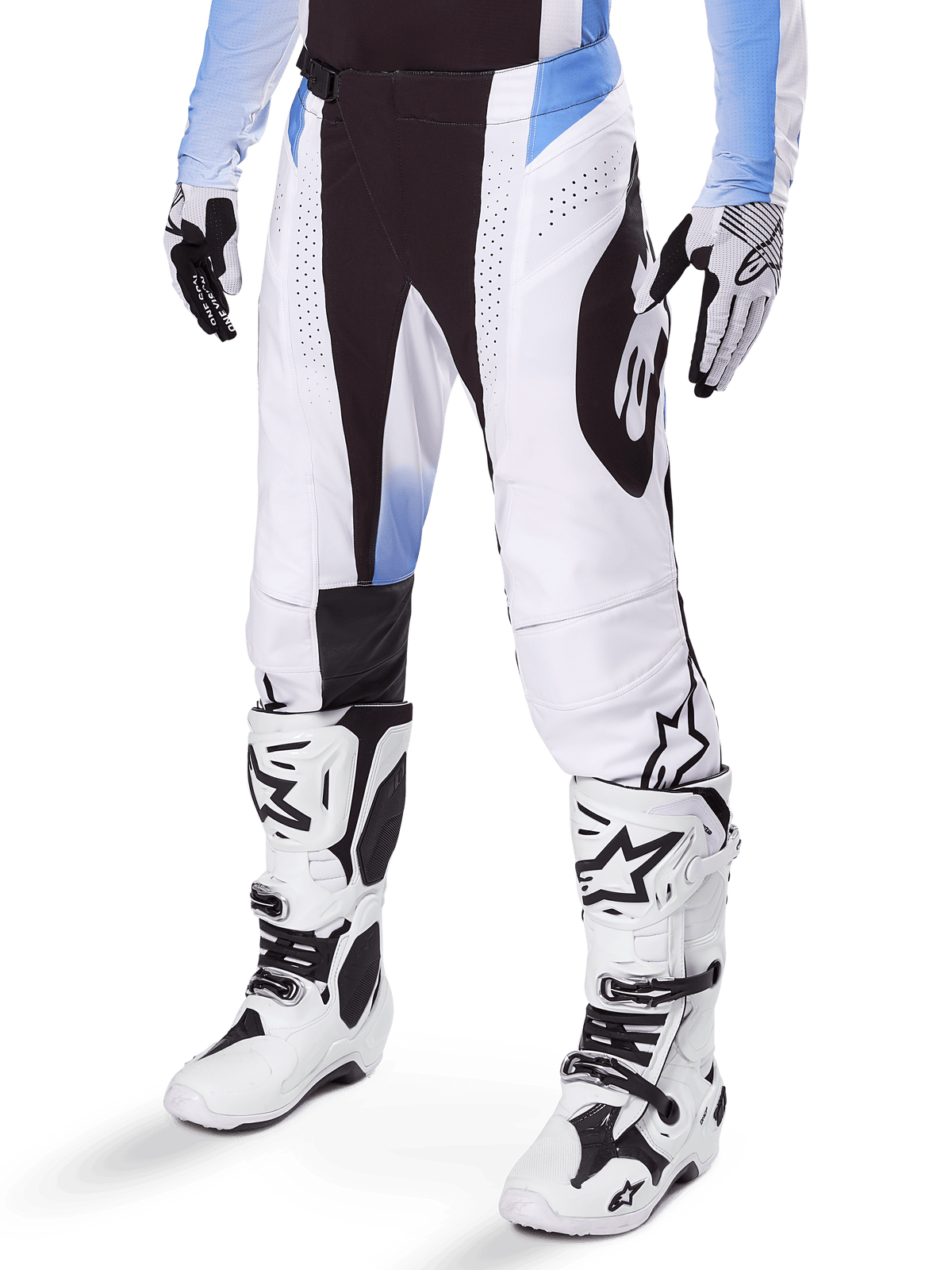 Alpinestars 2025 Techstar Melt Pants, calças de motocross, brancas e pretas com detalhes azuis, com perfurações a laser para ventilação e construção de joelho Babel, usadas com botas e luvas de motocross brancas a condizer, design atlético de corrida todo-o-terreno
