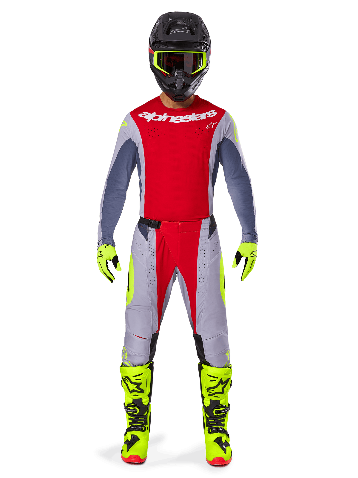 Piloto de motocross com o conjunto de equipamento Alpinestars 2025 Techstar Melt em vermelho e cinzento, composto por camisola vermelha com mangas cinzentas, calças cinzentas com detalhes em vermelho e amarelo néon, botas e luvas em amarelo néon coordenadas, e capacete preto com óculos amarelo néon.