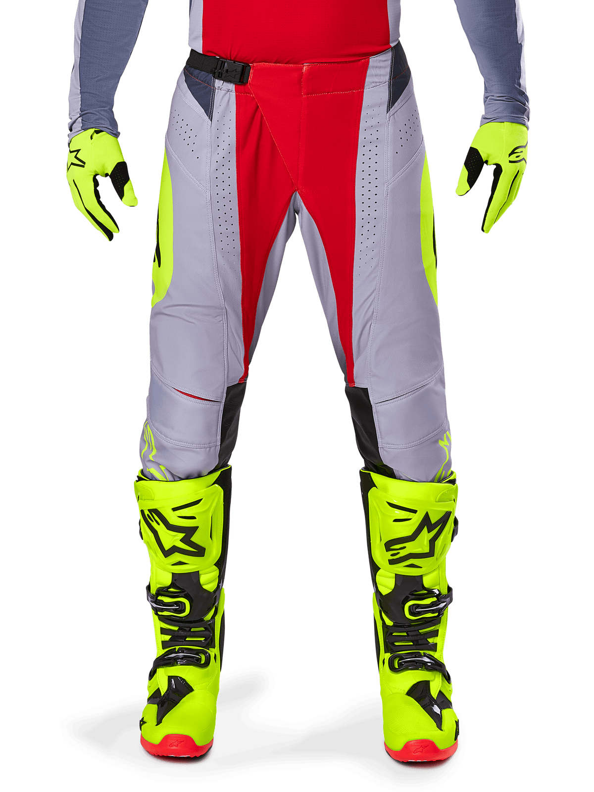 Alpinestars 2025 Techstar Melt Pants, calças de motocross, cinzento e vermelho brilhante, com estrutura cinzenta, painéis centrais vermelhos e detalhes laterais em amarelo néon, perfurações a laser para ventilação, usadas com luvas e botas em amarelo néon, equipamento de alta performance para todo-o-terreno