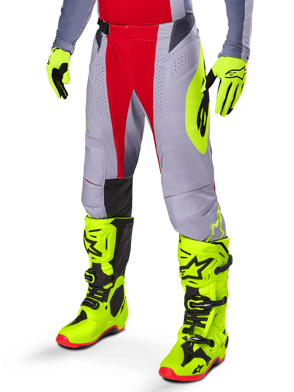 Alpinestars 2025 Techstar Melt Pants, calças de motocross, vermelho vivo e cinzento, com grafismos laterais em amarelo néon e painéis pretos nos joelhos, combinadas com botas e luvas em amarelo néon a condizer, concebidas para performance competitiva em todo-o-terreno