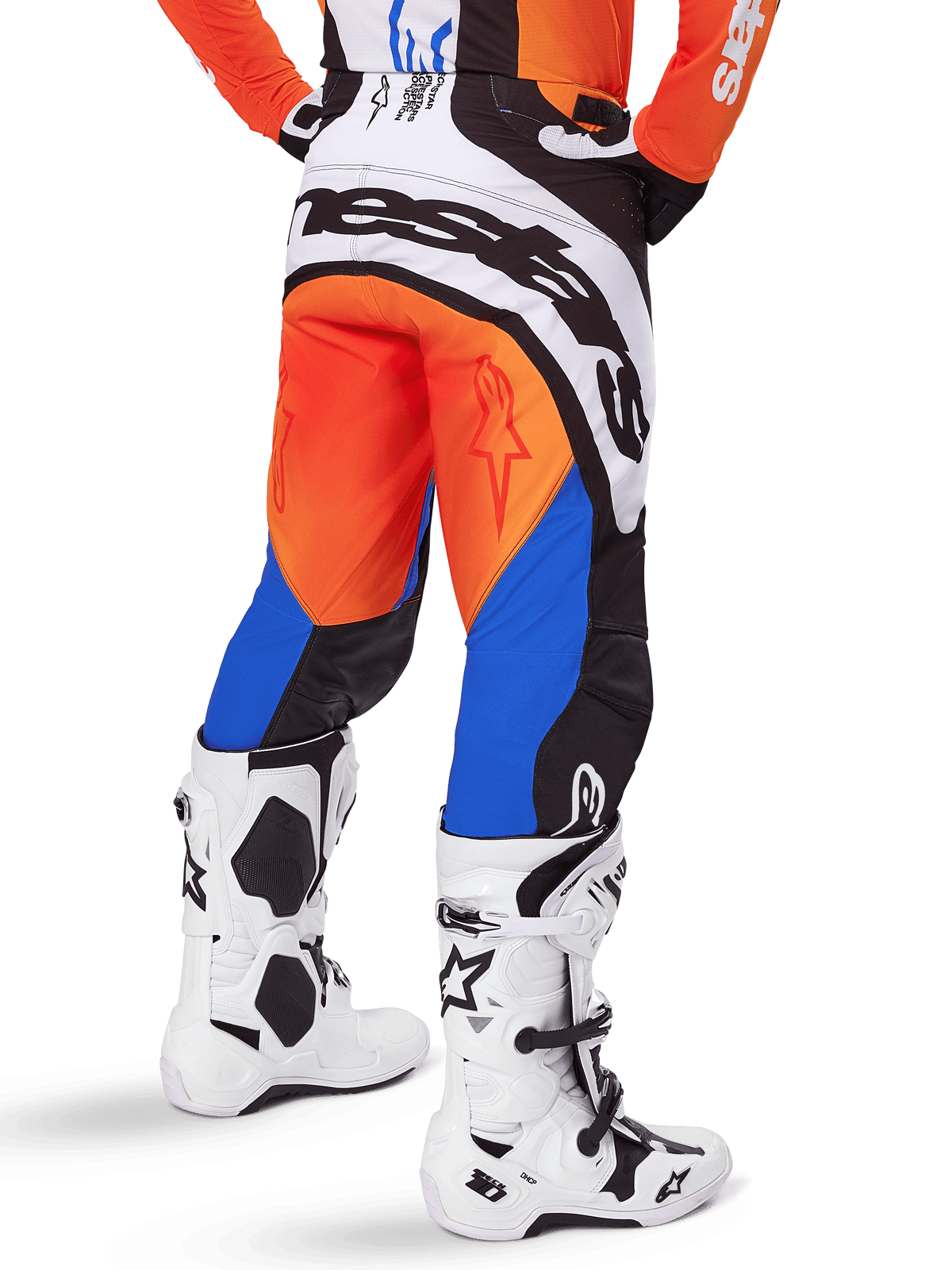Alpinestars 2025 Techstar Melt Pants, calças de motocross, laranja e azul, vista traseira, com logótipo branco grande no assento, usadas com camisola laranja a condizer e botas Tech 10 brancas, equipamento de corrida todo-o-terreno durável