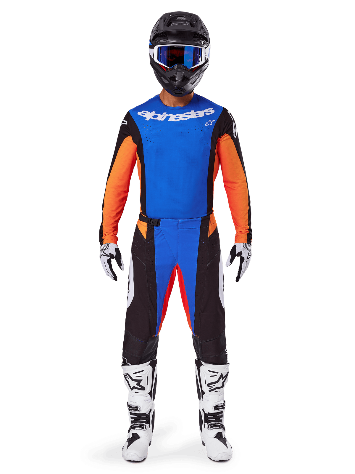 Piloto de motocross com equipamento de corrida completo, Conjunto Alpinestars 2025 Techstar Melt, azul e laranja, camisola azul com mangas laranja, calças a condizer com logótipos brancos, capacete preto com óculos azuis, botas e luvas brancas e pretas, visual coordenado para corridas todo-o-terreno