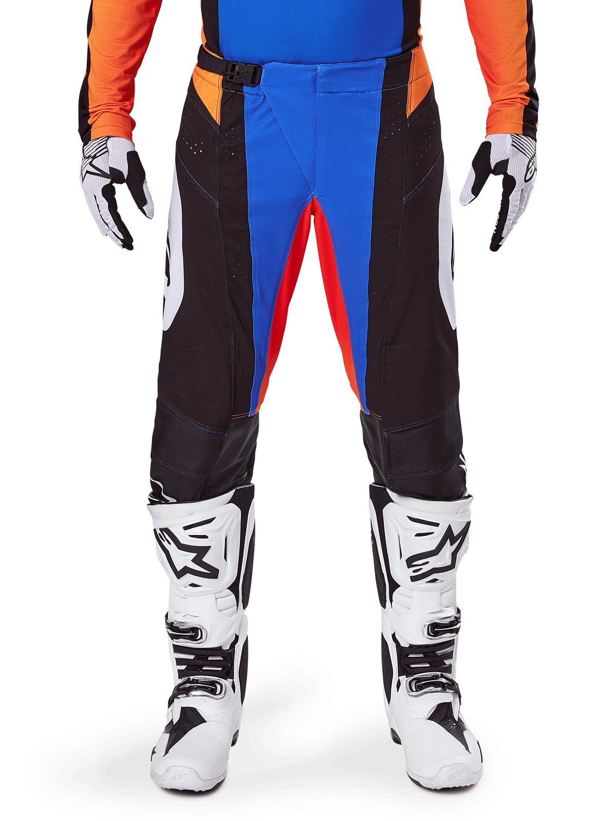 Alpinestars 2025 Techstar Melt Motocross Pants, laranja e azul, usadas com camisola a condizer e botas brancas, com painéis pretos e detalhes vibrantes em azul e laranja, perfuradas para ventilação, corte atlético de corrida para performance em todo-o-terreno.