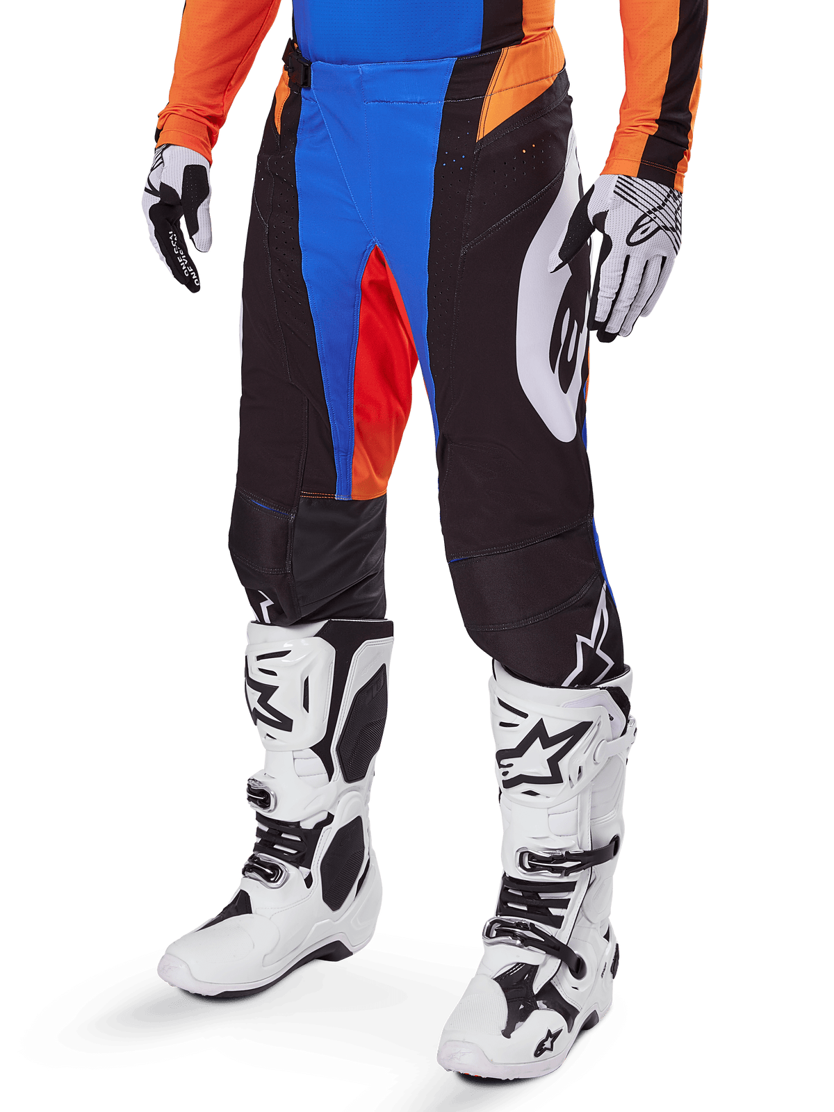 Alpinestars 2025 Techstar Melt Pants, calças de motocross, pretas com detalhes azuis e laranja, usadas com botas brancas e camisola a condizer, com material de proteção durável e um design desportivo de corrida