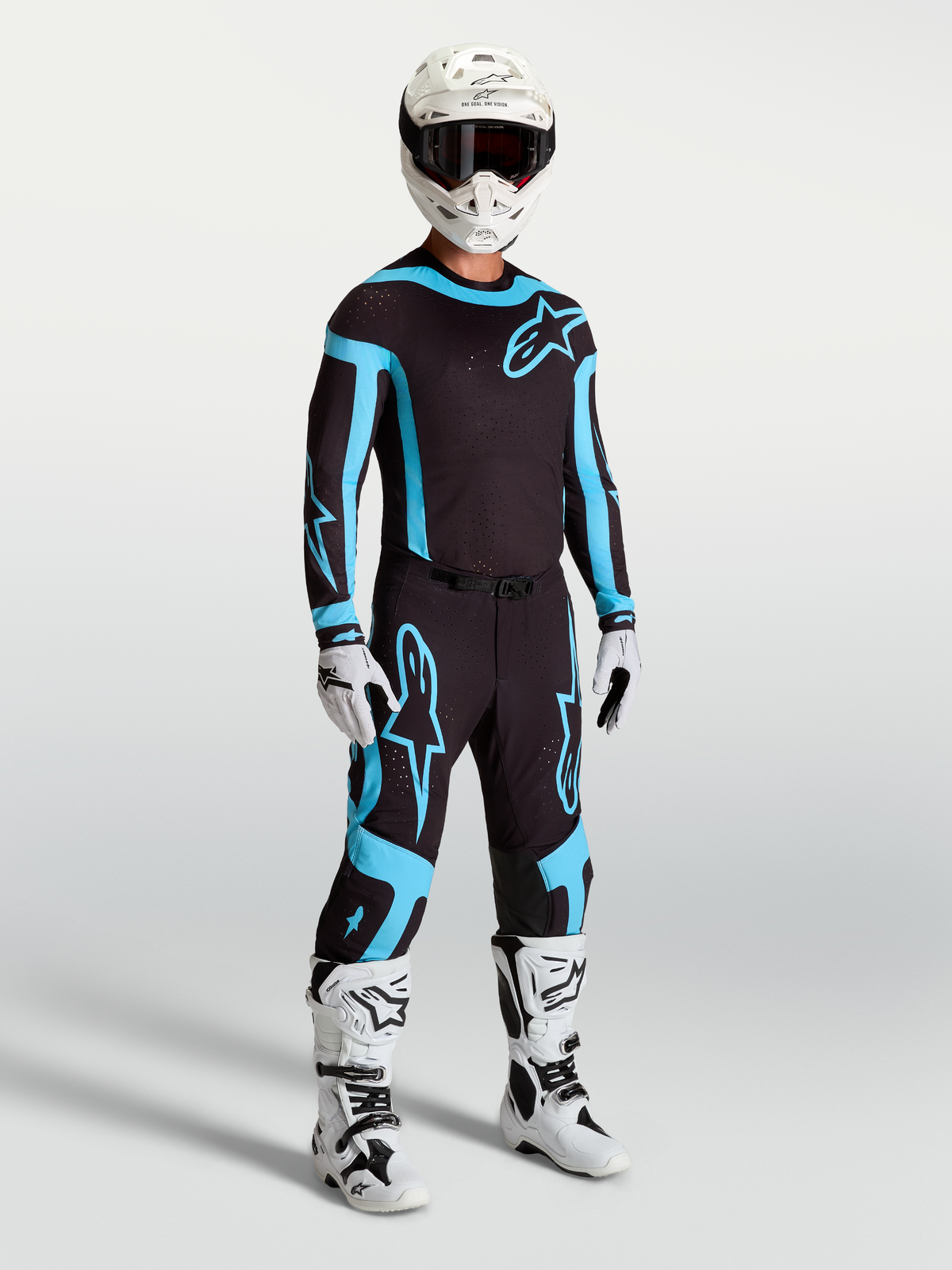 Alpinestars Calças Supertech Vesta, calças de motocross para homem, pretas e turquesa, com botas e capacete brancos
