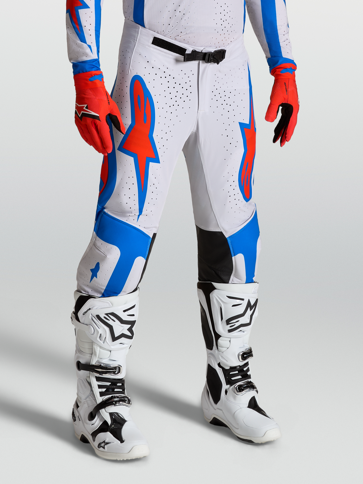 Alpinestars Calças Supertech Vesta, calças de motocross para homem, brancas e vermelhas com gráficos azuis, ajuste atlético racing em modelo