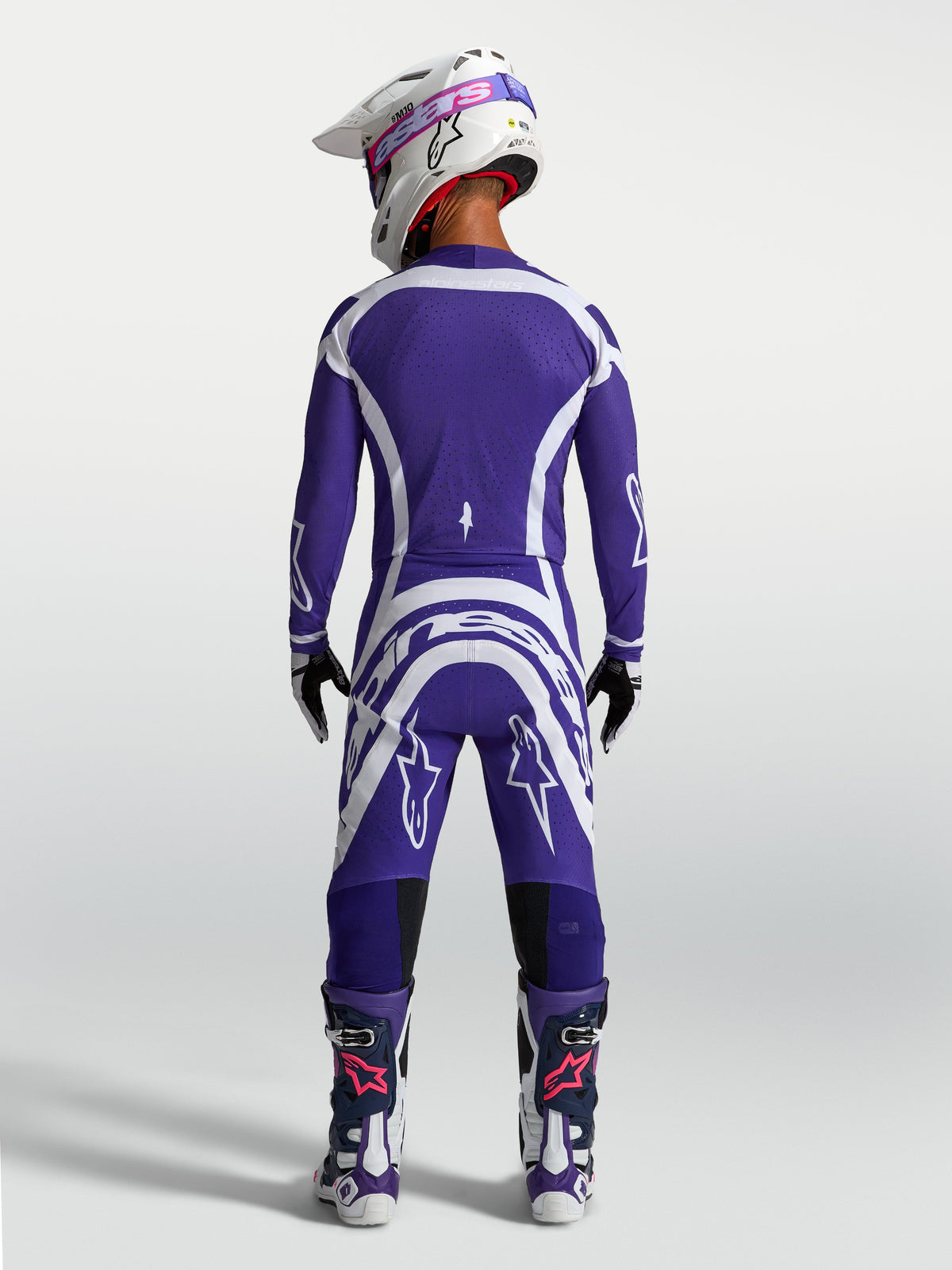Alpinestars Supertech Vesta, conjunto de calças e camisola de motocross para homem, azul escuro e branco, vista traseira no modelo.