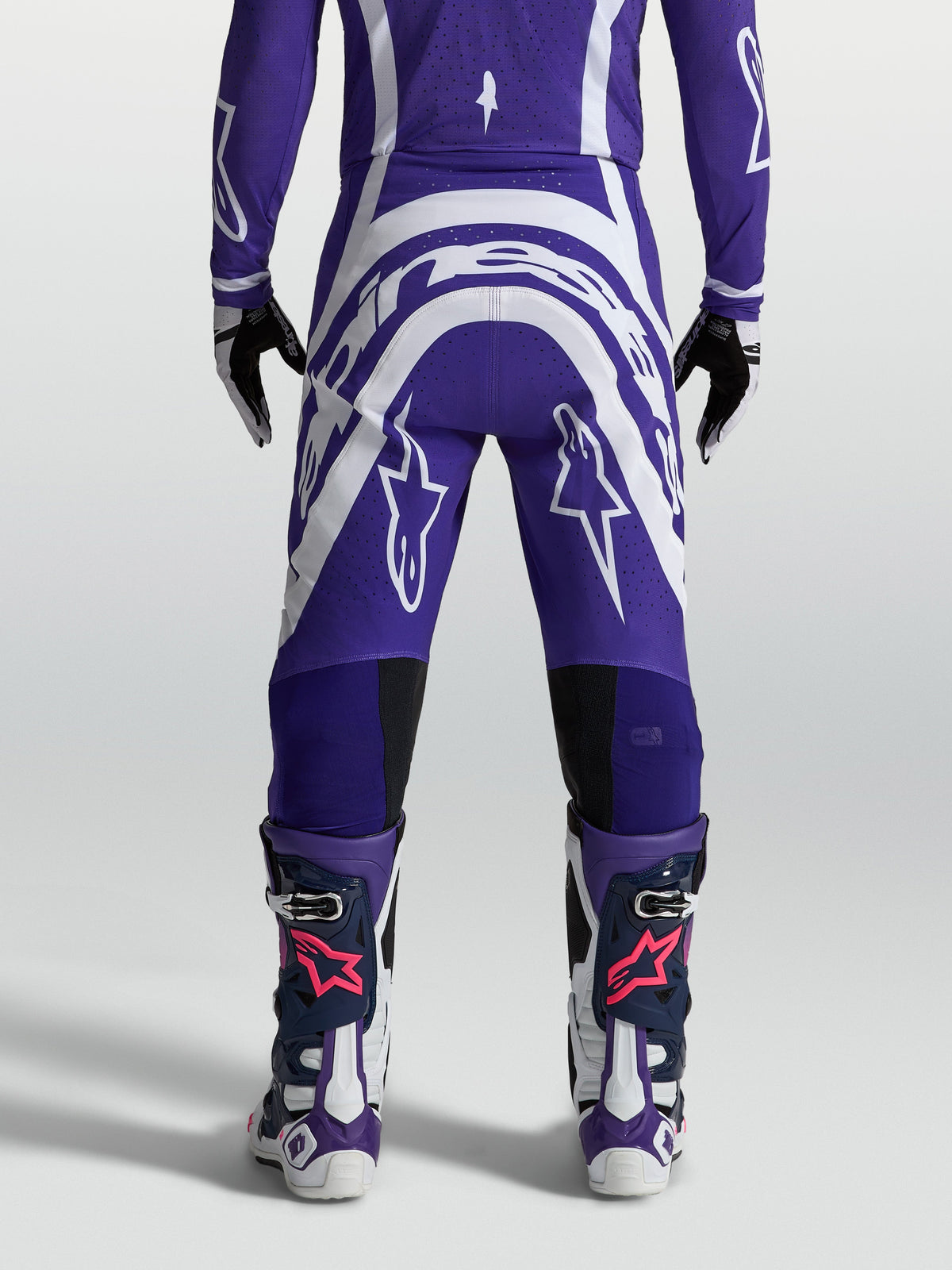 Alpinestars Calças Supertech Vesta, calças de motocross para homem, azul-escuro e branco, vista traseira e tecido rip-stop.