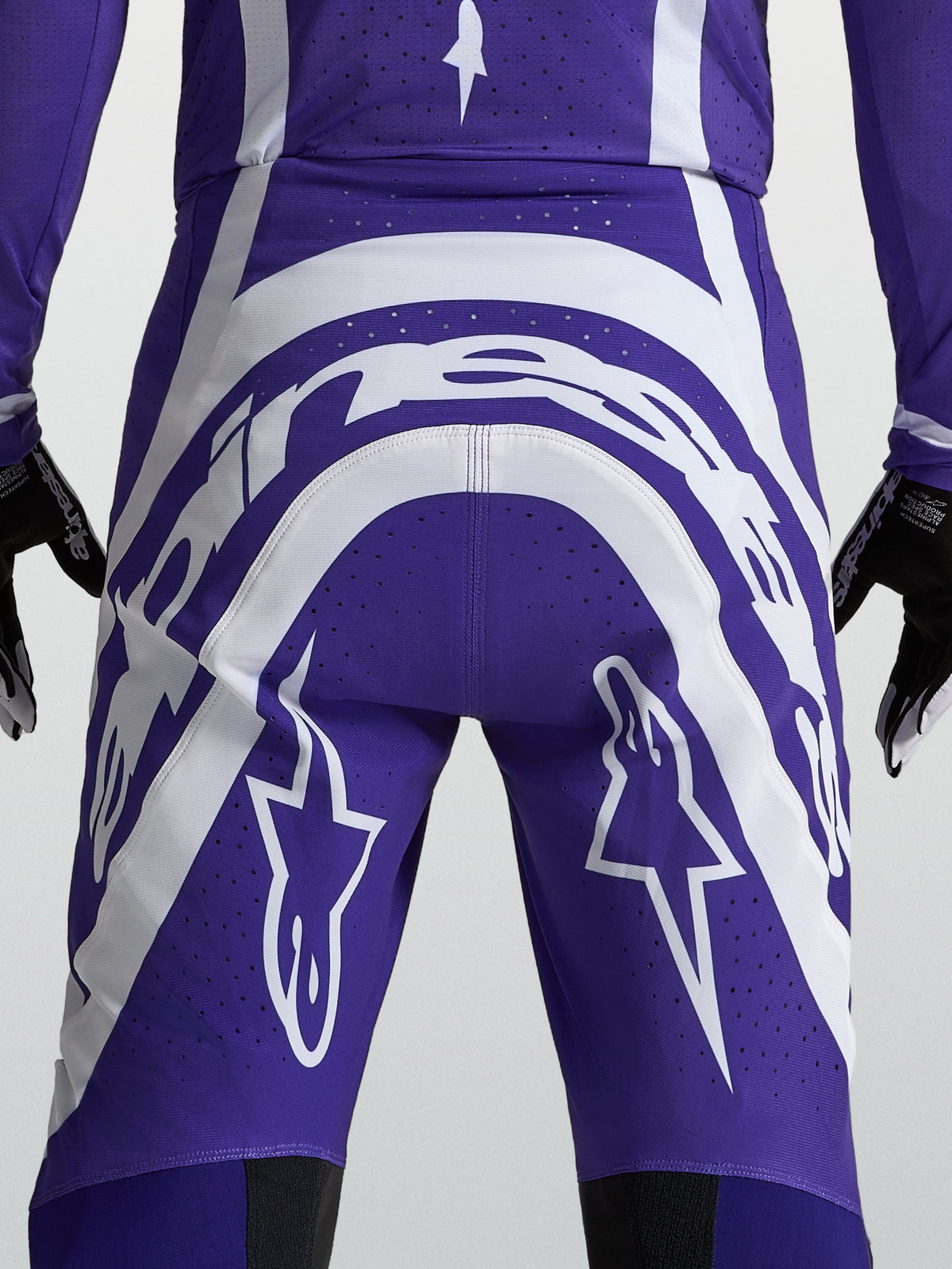 Alpinestars Supertech Vesta, calças de motocross para homem, azuis e brancas, vista traseira com logótipo e perfurações
