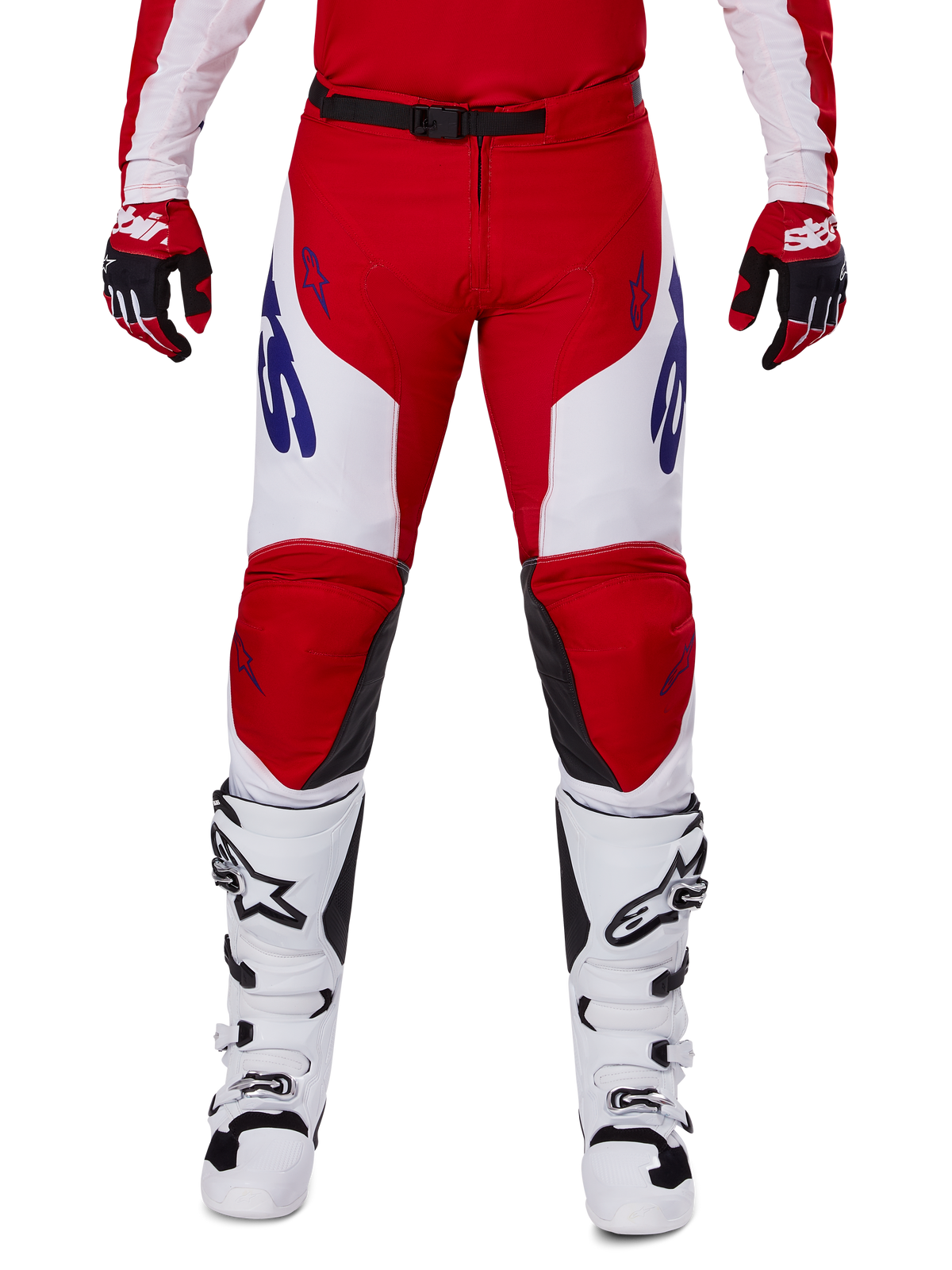 Alpinestars 2025 Racer Veil Pants, calças de motocross, vermelho vivo e branco, usadas com luvas vermelhas e botas brancas a condizer, com logótipos azuis nas coxas e um cinto preto na cintura, corte desportivo ergonómico para uma condução de performance