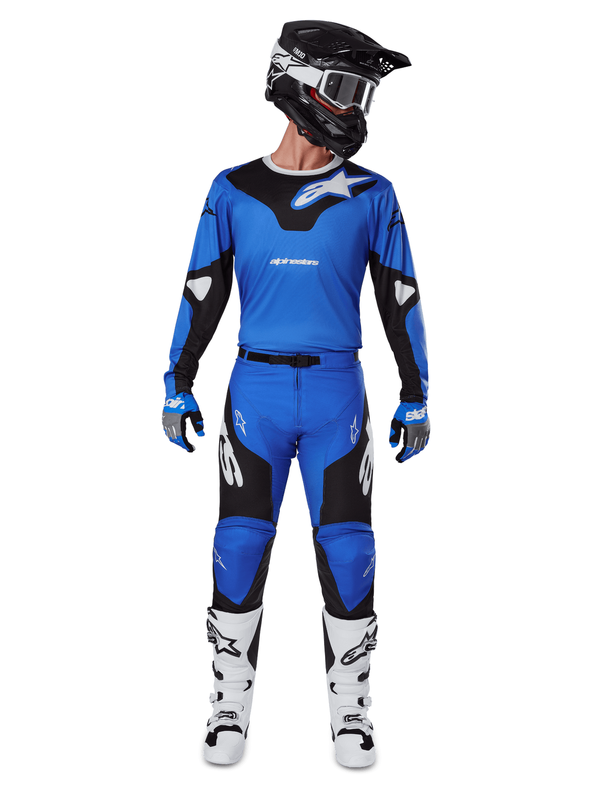 Alpinestars 2025 Racer Veil Pants, calças de motocross, azuis e pretas, usadas como um conjunto de corrida completo com camisola azul e preta a condizer, capacete preto e branco, luvas azuis e botas brancas, com logótipos arrojados e design ergonómico para condução off-road.