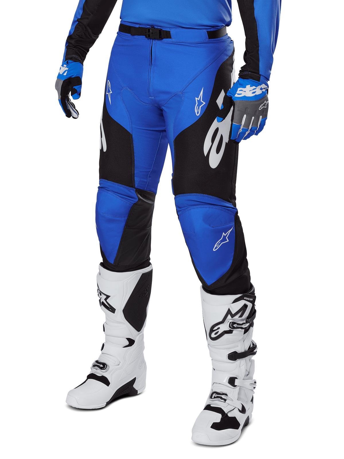 Alpinestars 2025 Racer Veil Pants, calças de motocross, azuis e pretas com detalhes gráficos brancos, usadas com jersey e luvas azuis a condizer e botas brancas, equipamento de proteção durável para corridas todo-o-terreno