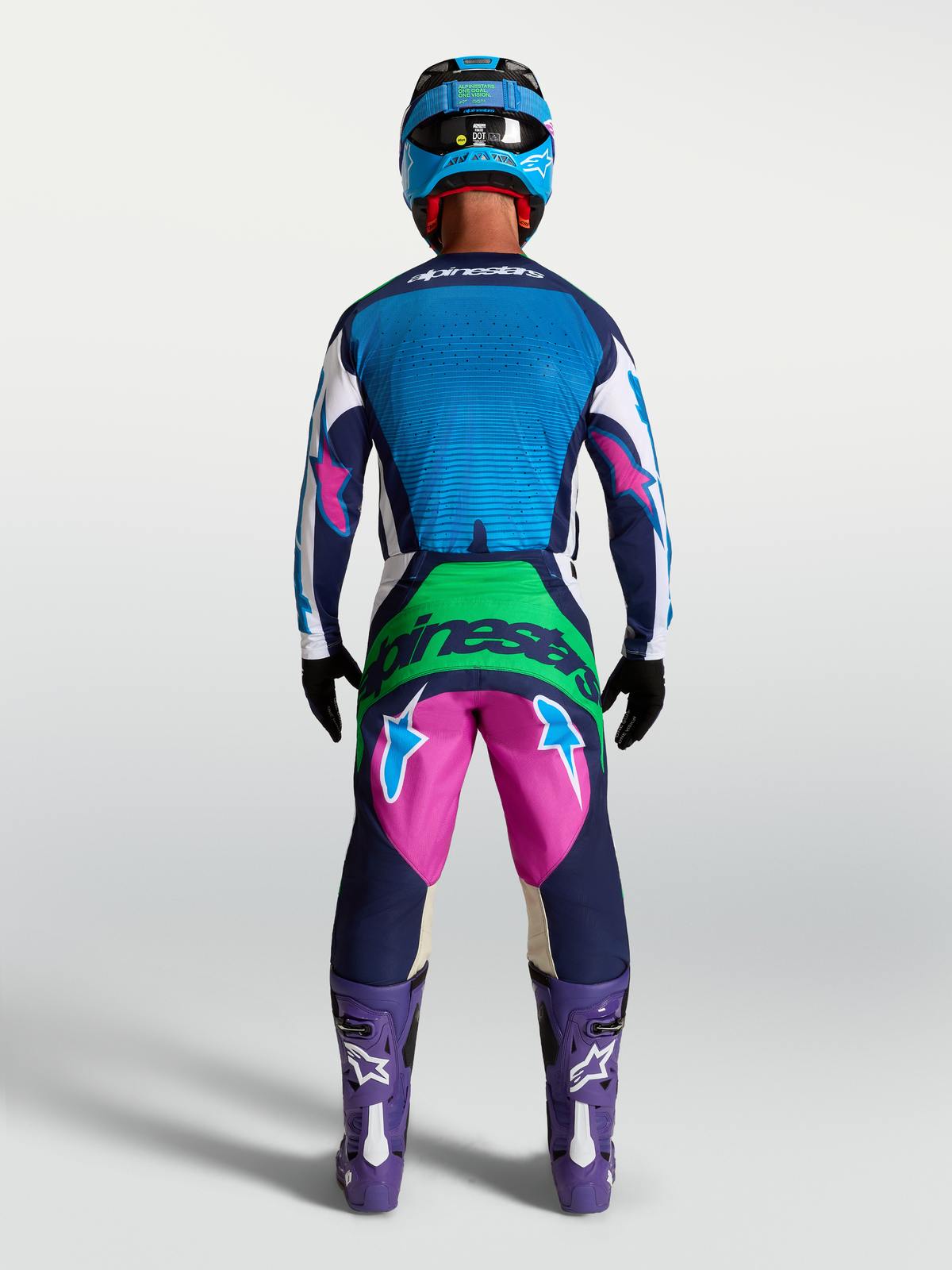 Alpinestars Techstar Maven Gear Set, equipamento de motocross para homem em azul e rosa, vista traseira no modelo.