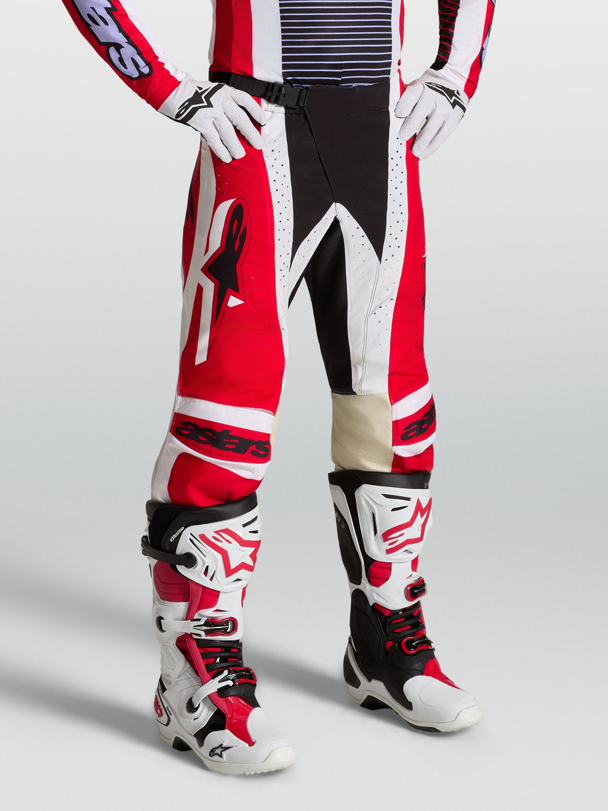 Calças Alpinestars Techstar Maven, motocross para homem, vermelhas e brancas, com painéis em couro e ajuste race atlético.