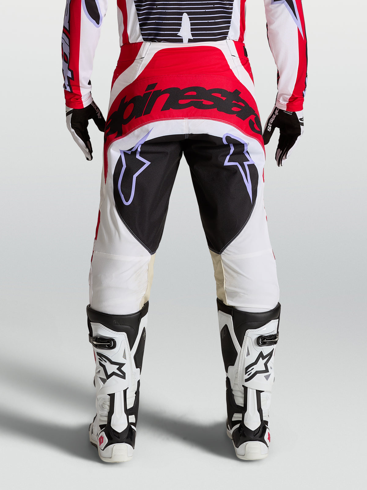Alpinestars Techstar Maven, calças de motocross, vermelhas, brancas e pretas, com assento reforçado e ajuste race atlético, vista traseira