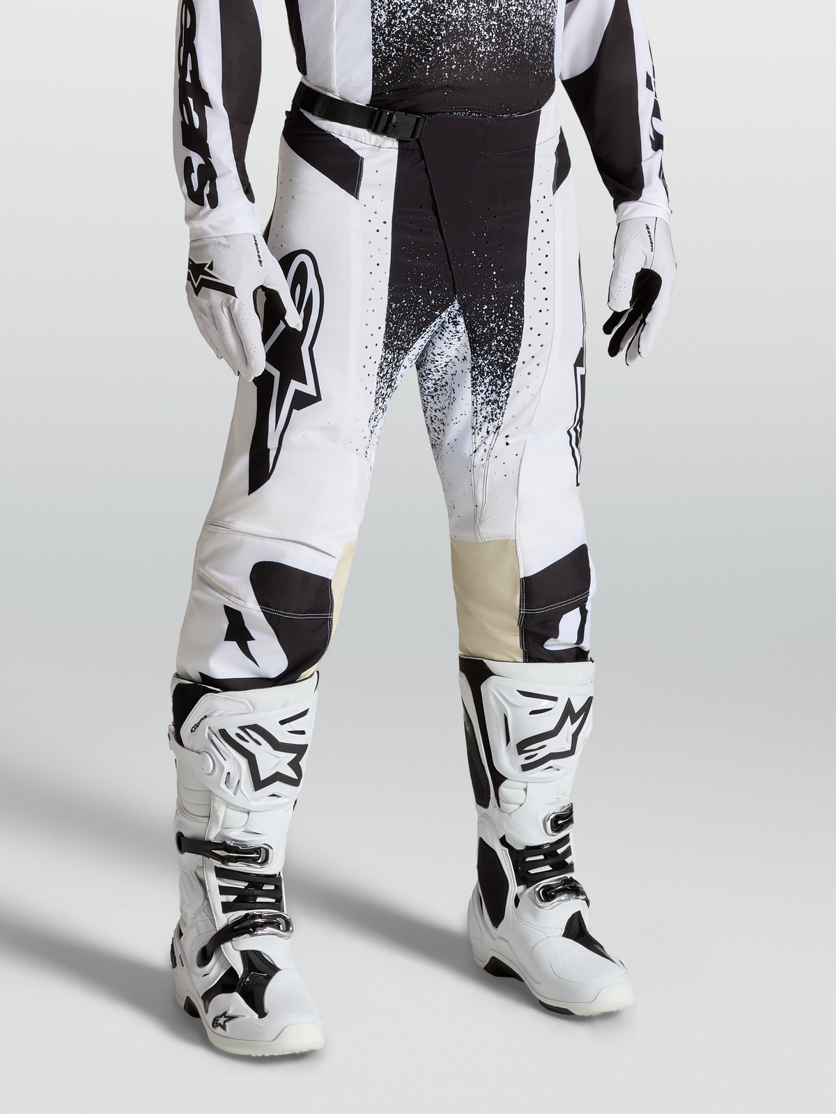 Alpinestars Calças Techstar Swan, calças de motocross brancas e pretas, ajuste de corrida multitecido com botas a condizer