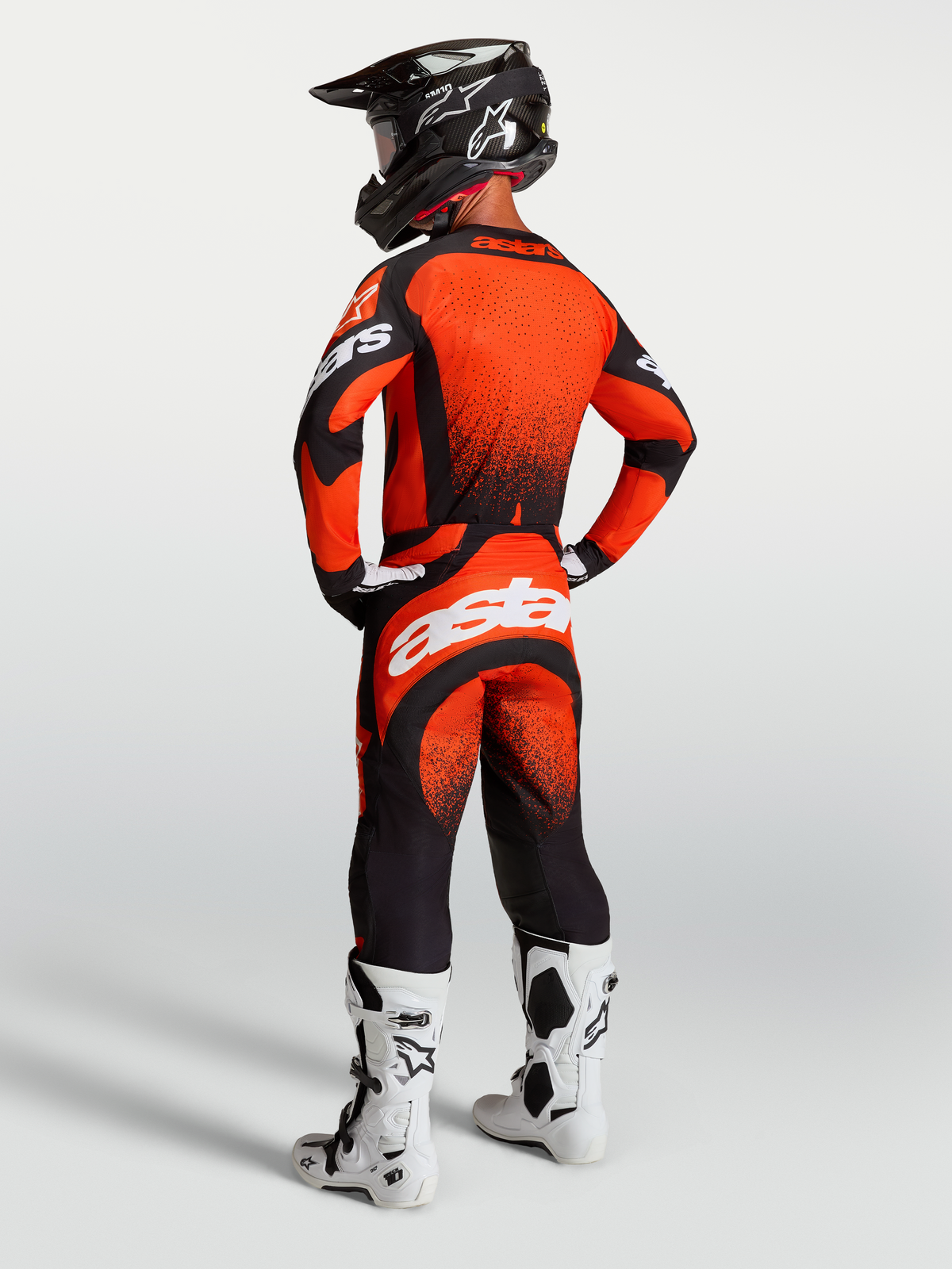 Alpinestars Techstar Swan, camisola e calças de motocross para homem em vermelho e preto, vista traseira.