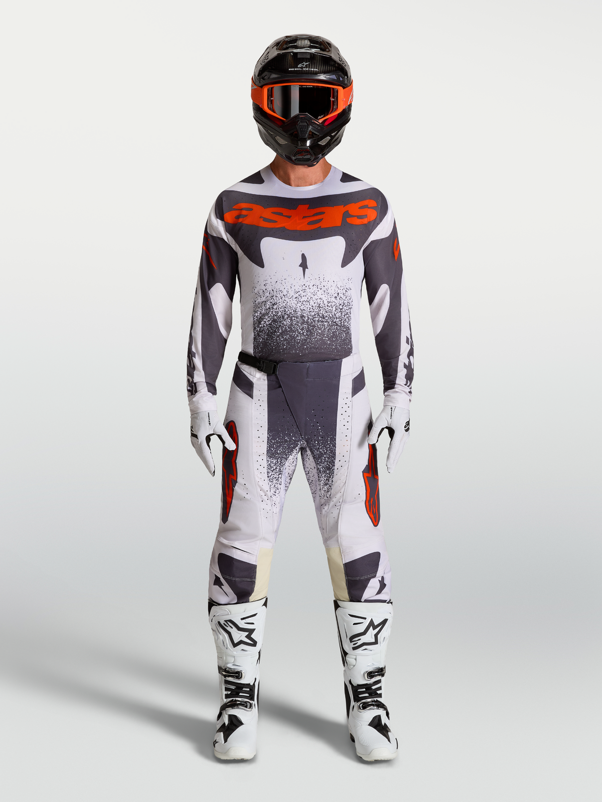 Alpinestars Calças Techstar Swan, fato MX para homem, lilás claro, cinzento escuro e vermelho fluo, com botas brancas.