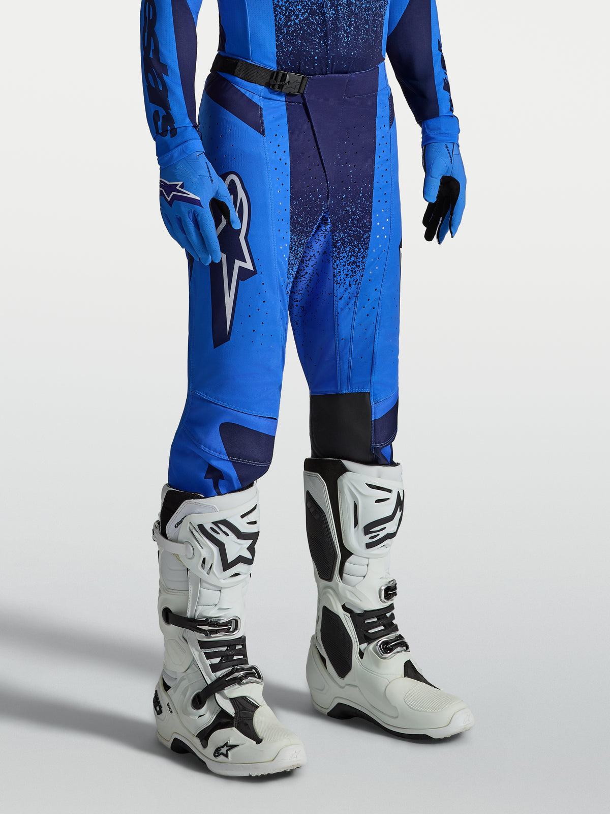 Alpinestars Calças Techstar Swan, calças de motocross para homem, azuis e azul-escuro, construção em poliéster 600D reforçado, com zonas perfuradas a laser e ajuste ergonómico, equipamento de alto desempenho para off-road.
