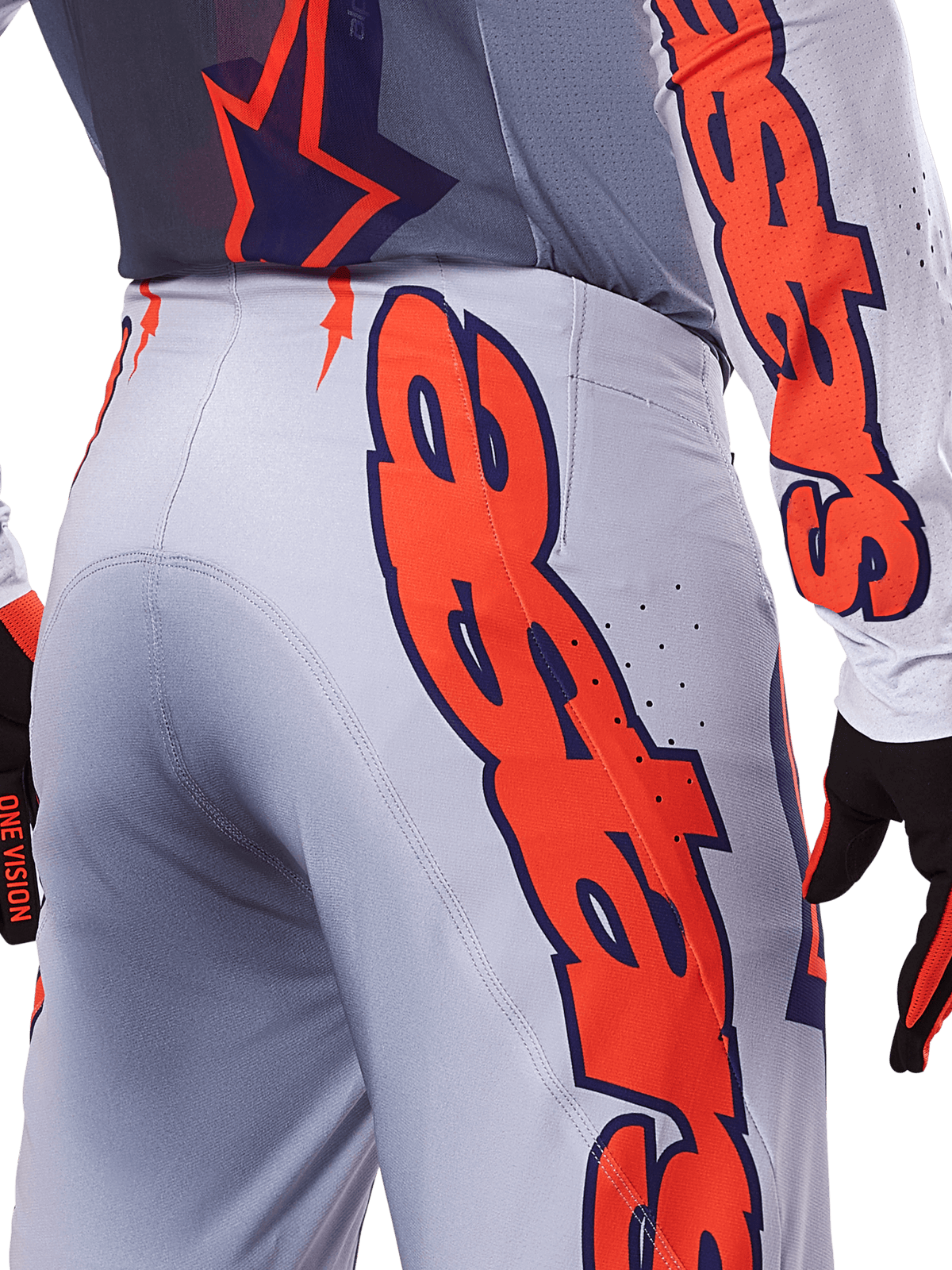 Alpinestars 2025 Supertech Lipan Pants and Jersey, conjunto de equipamento de motocross, cinzento e laranja fluo, grande plano da lateral e da parte traseira a mostrar o logótipo Alpinestars em laranja, tecido rip-stop de alta performance com ventilação perfurada