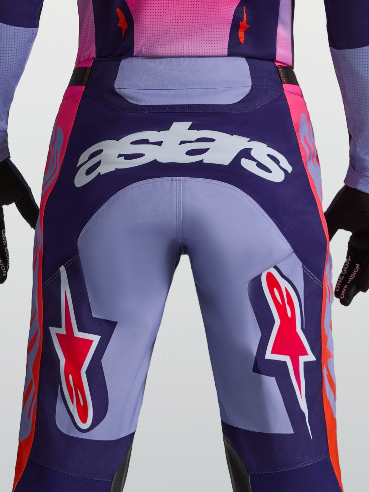 Alpinestars Calças Racer Air Hunt, roxas, vista traseira com logótipo astars e construção ventilada para motocross.